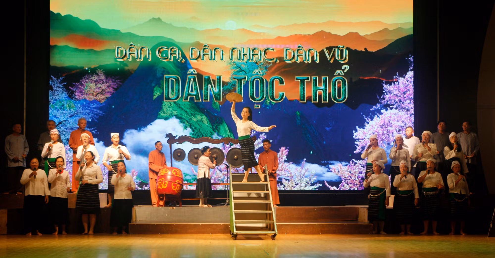 Biểu diễn dân ca dân tộc Thổ.