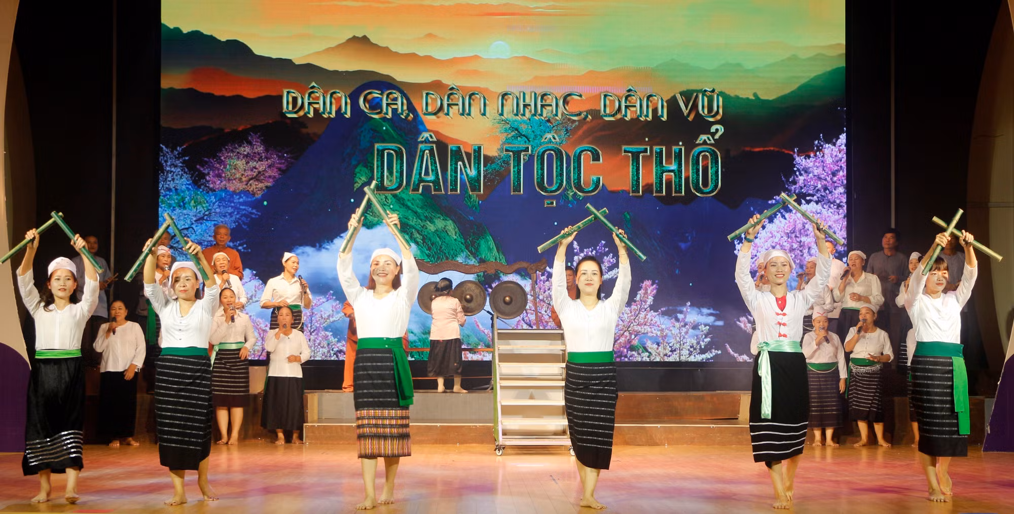 Biểu diễn điệu múa truyền thống dân tộc Thổ.