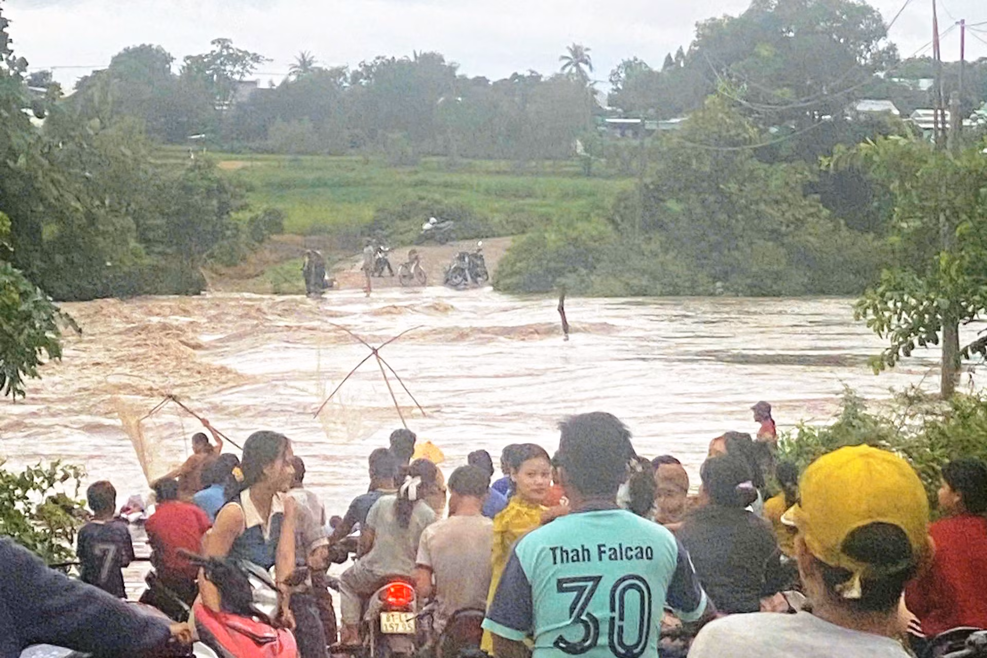 Đập tràn thôn Mơ Năng, xã Kin Tân, huyện Ia Pa, tỉnh Gia Lai, bị ngập sâu, gây ách tắc giao thông. Ảnh: TTXVN phát