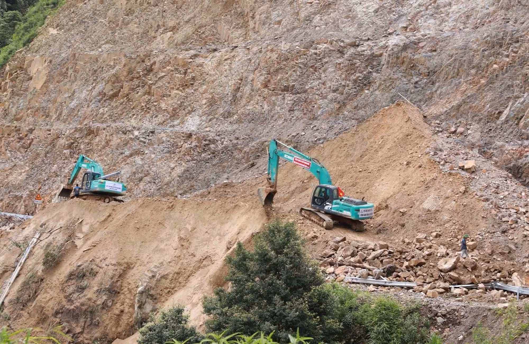 Phương tiện của Lào Cai sang thông đường QL 279 giúp cho các chuyến hàng cứu trợ đến với nhân dân vùng lũ Lai Châu nhanh nhất, ổn định cuộc sống.