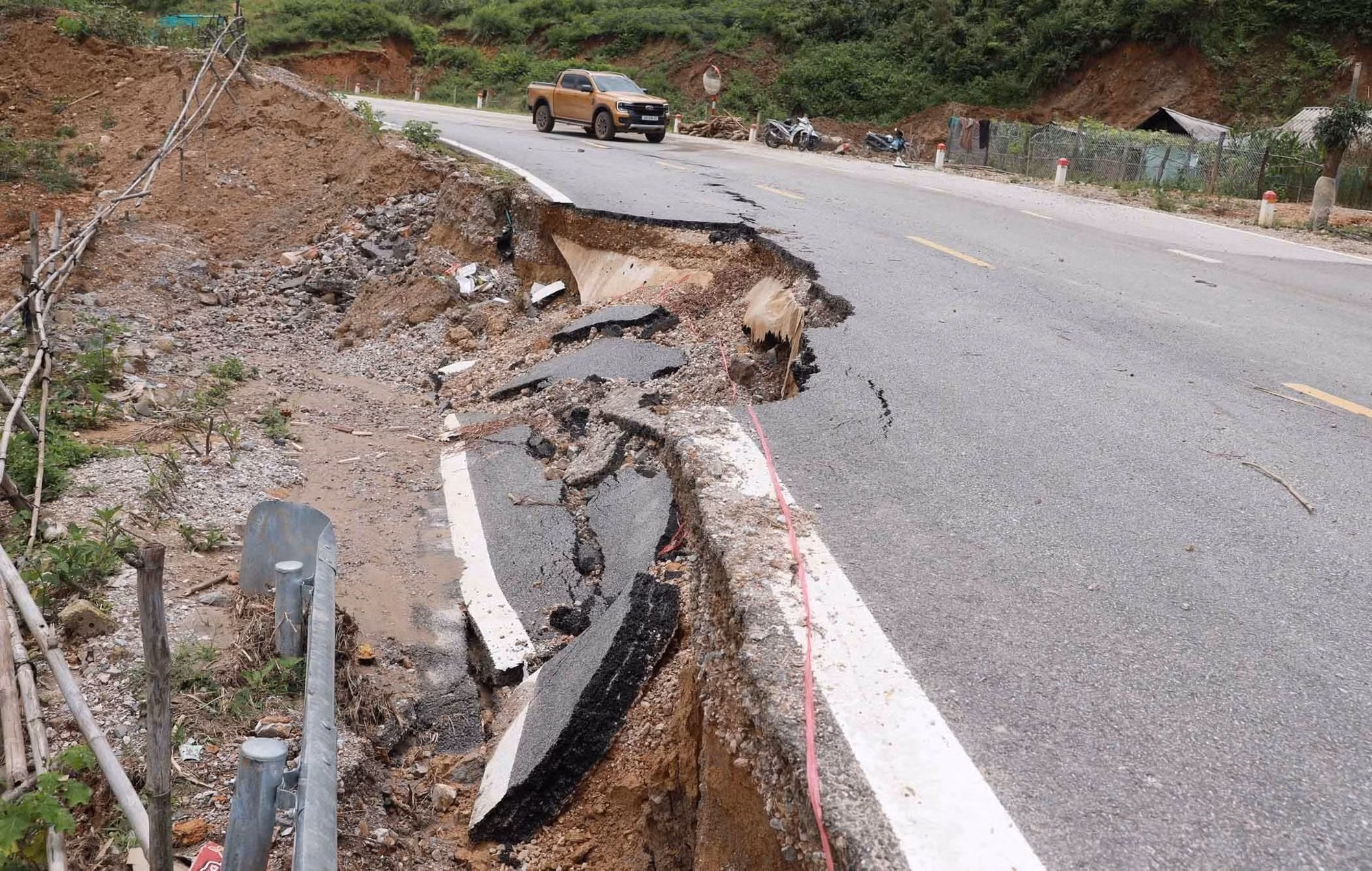 Mặt đường bị sụt lún trên quốc lộ 279.