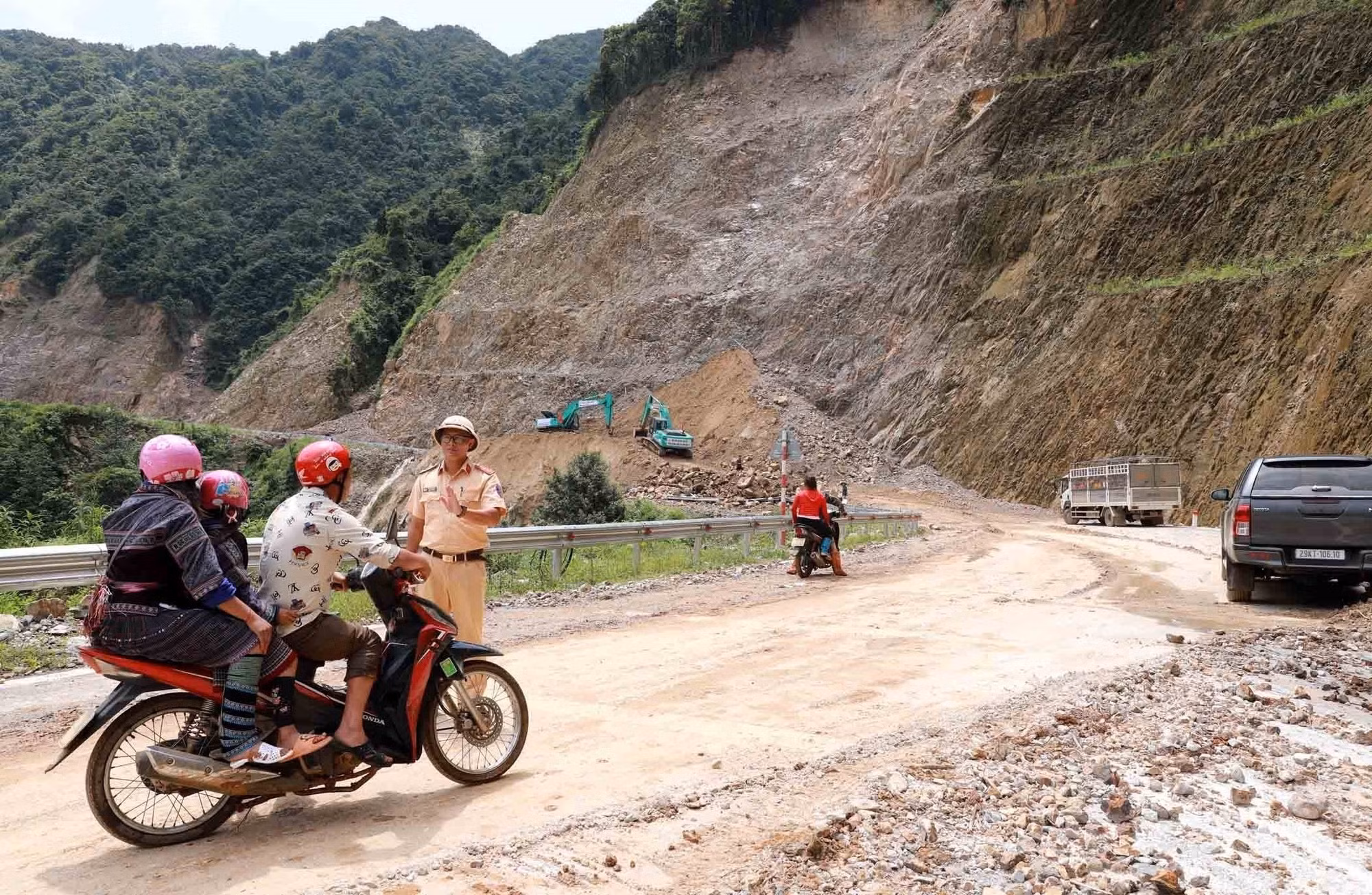 Lực lượng Cảnh sát giao thông Công an tỉnh Lai Châu phân luồng hướng dẫn người dân.