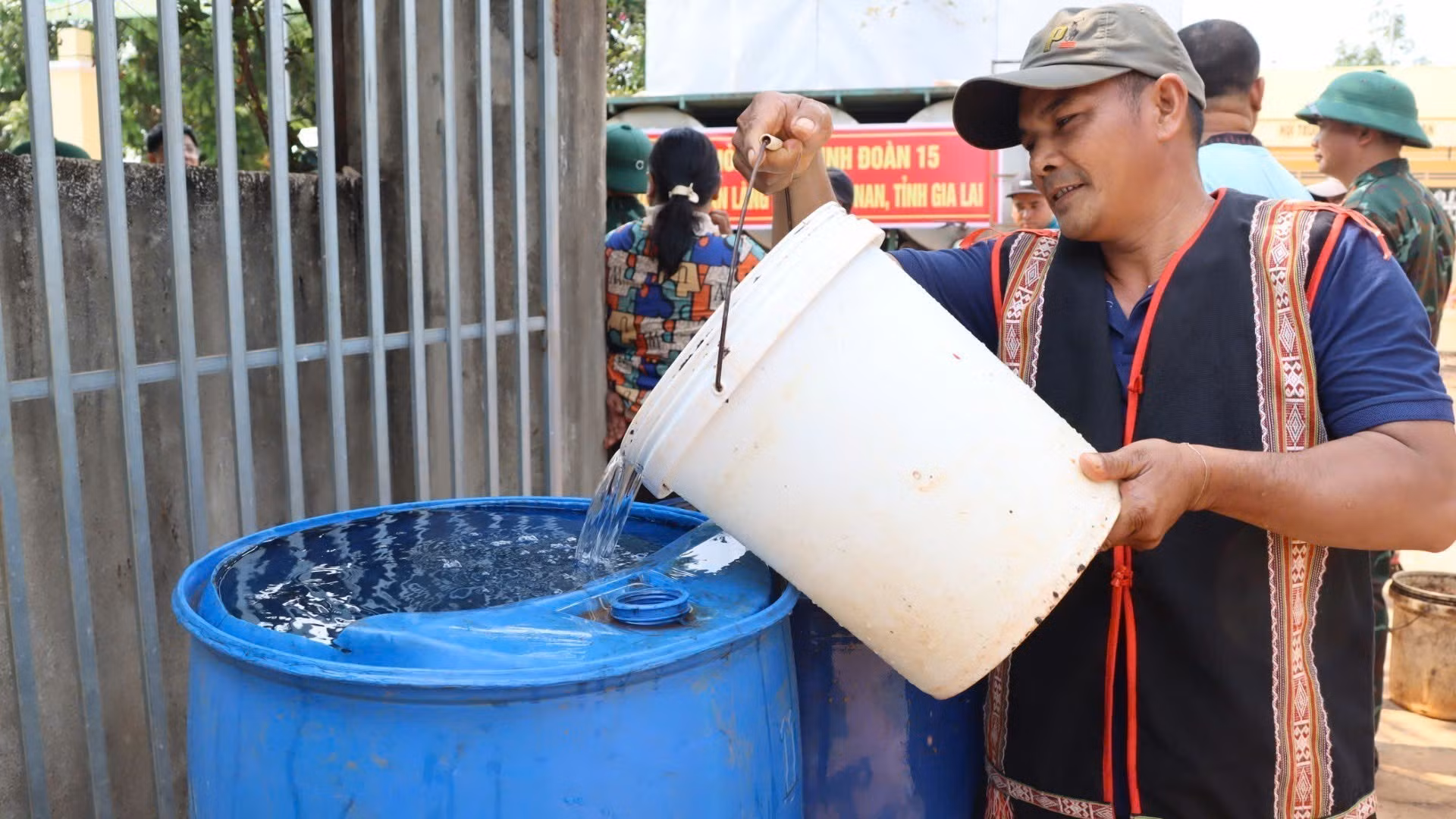 Người dân làng Sơn, xã Ia Nan, tỉnh Gia Lai phấn khởi khi có nước sinh hoạt sau nhiều ngày chật vật vì không có nước dùng.