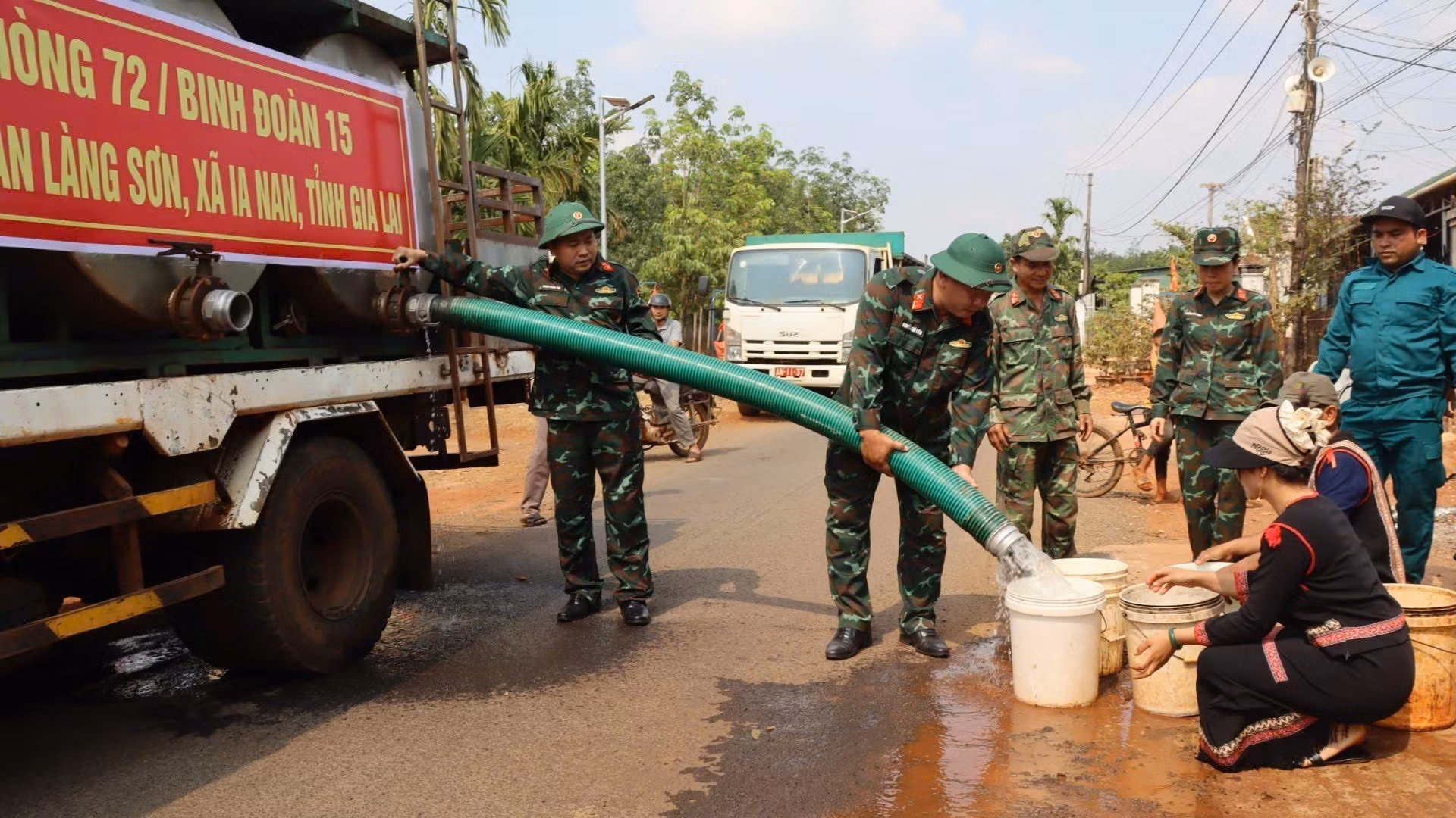 Đoàn Kinh tế – Quốc phòng 72 (Binh đoàn 15) chở nước sạch về làng Sơn, xã Ia Nan (tỉnh Gia Lai) để hỗ trợ người dân có nước sinh hoạt trong cao điểm khô hạn tại khu vực biên giới.