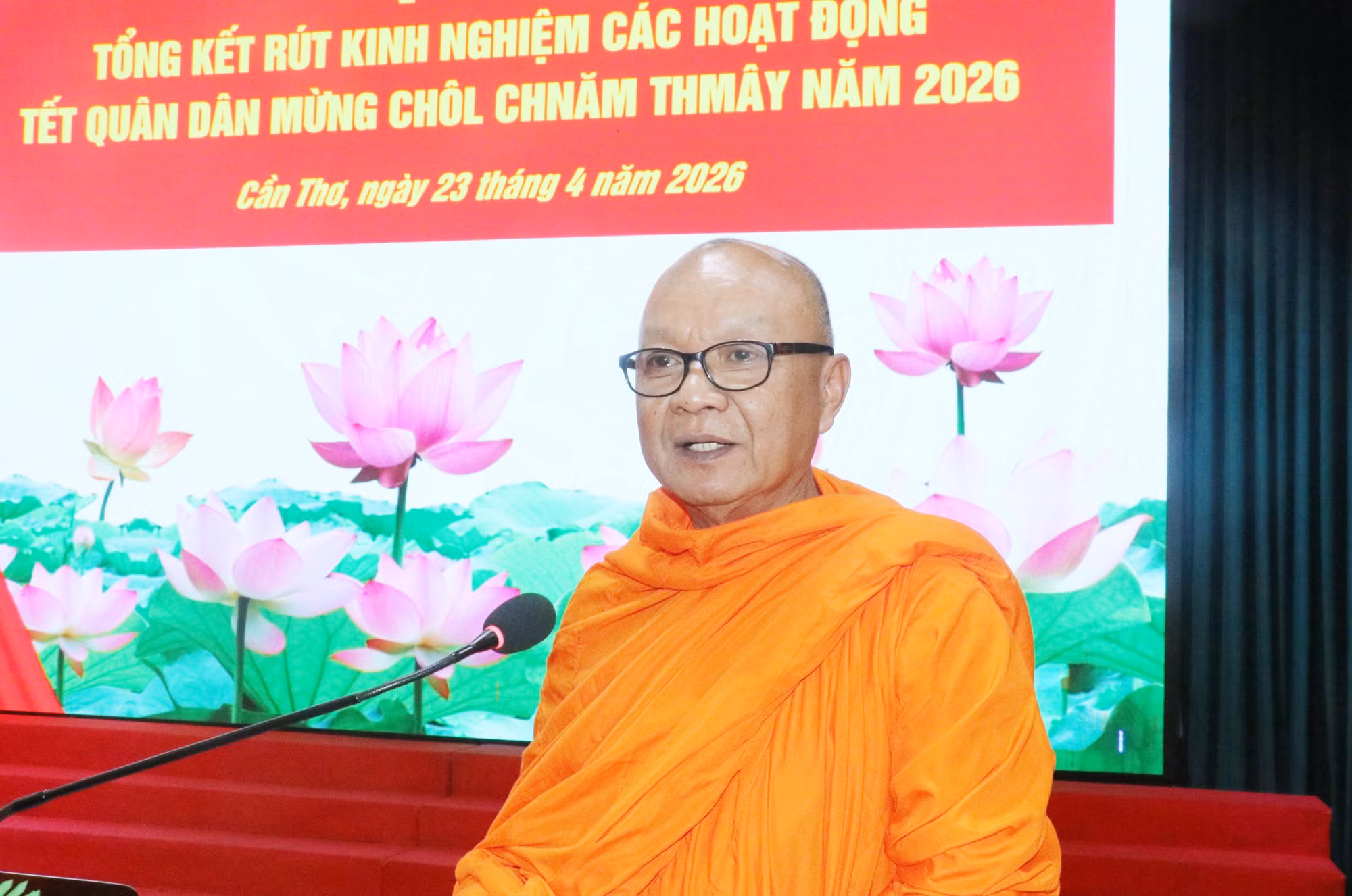 Hòa thượng, Tiến sĩ Lý Hùng, Phó Trưởng ban trị sự Giáo hội Phật giáo Việt Nam thành phố Cần Thơ, Hội Phó thường trực Hội đoàn kết sư sãi yêu nước TP Cần Thơ, Trụ trì chùa PituKhôsa Răngsây phát biểu.