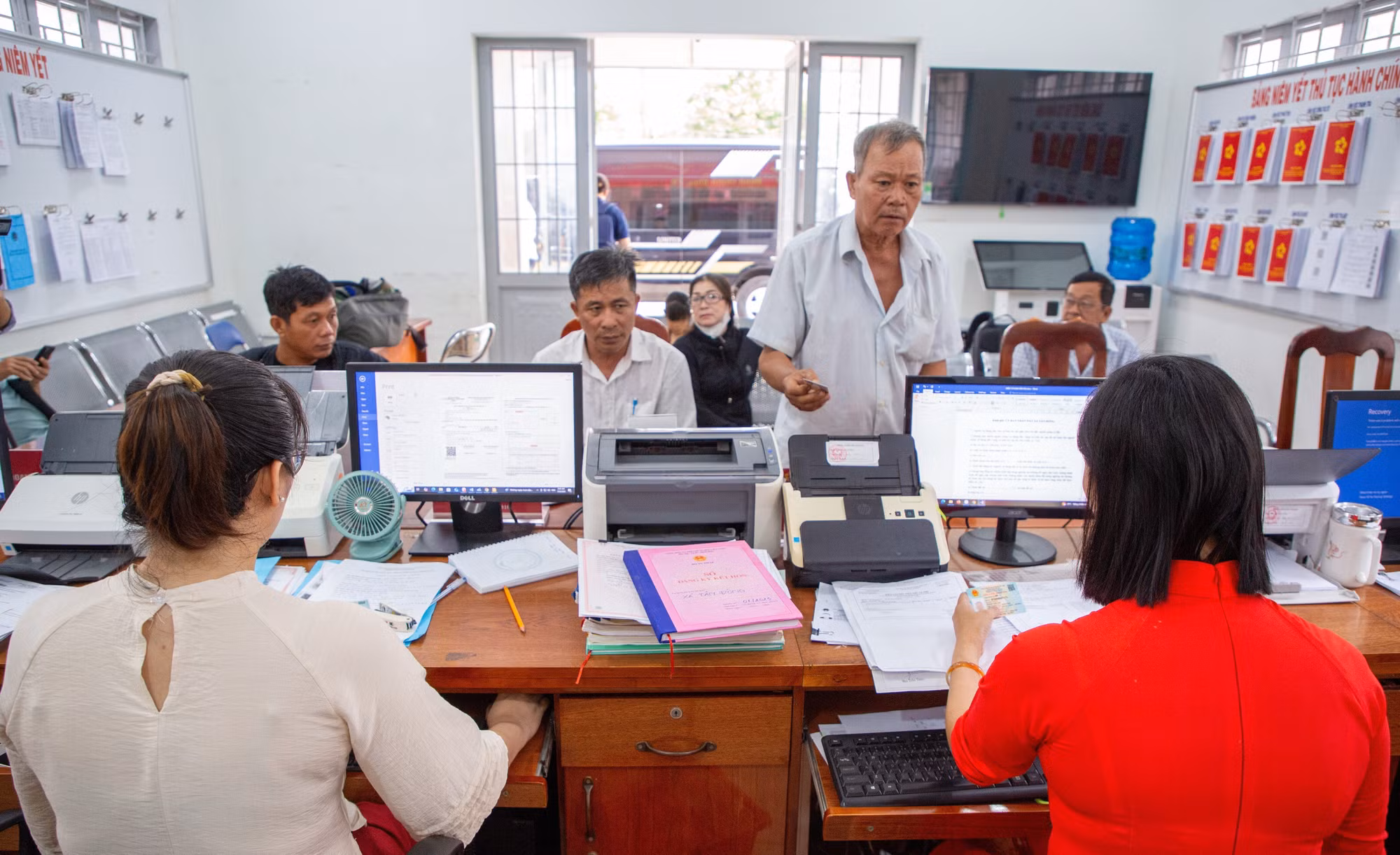 Người dân mong muốn các thủ tục hành chính được giải quyết minh bạch, đúng hạn, gắn với đẩy mạnh số hóa dữ liệu để nâng cao chất lượng phục vụ.