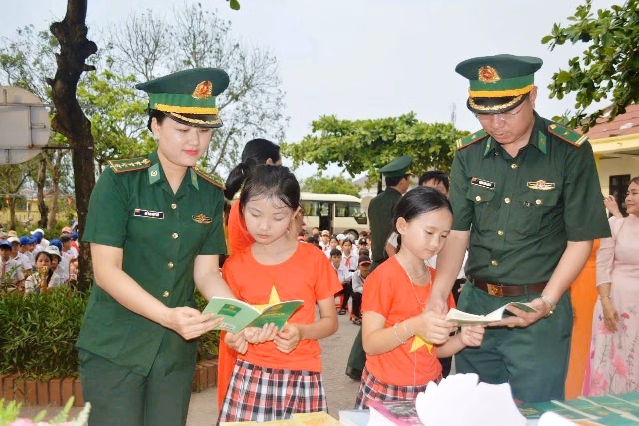 Thiếu tá Hồ Thị Thúy An nhiệt tình tham gia các hoạt động tuyên truyền, phổ biến giáo dục pháp luật, nâng cao kiến thức, kỹ năng cho phụ nữ và trẻ em vùng biên giới. Ảnh: TTXVN phát