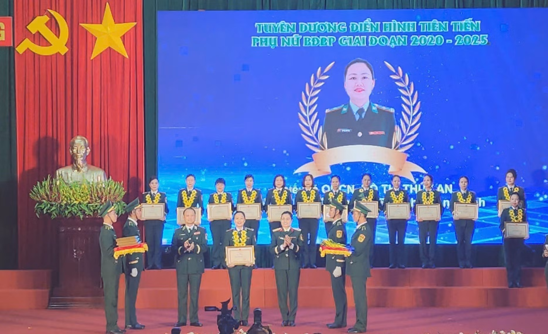 Thiếu tá Hồ Thị Thúy An vinh dự là một trong những cá nhân tiêu biểu vừa được Bộ Tư lệnh Bộ đội Biên phòng tuyên dương điển hình tiên tiến Phụ nữ Bộ đội Biên phòng giai đoạn 2020-2025.Ảnh: TTXVN phát