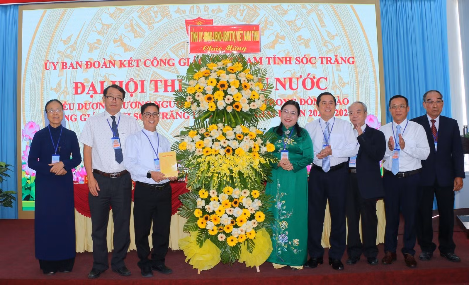 Phó Bí thư Thường trực Tỉnh ủy Hồ Thị Cẩm Đào tặng Bằng khen Chủ tịch UBND tỉnh Sóc Trăng cho các cá nhân có thành tích xuất sắc trong phong trào thi đua yêu nước.