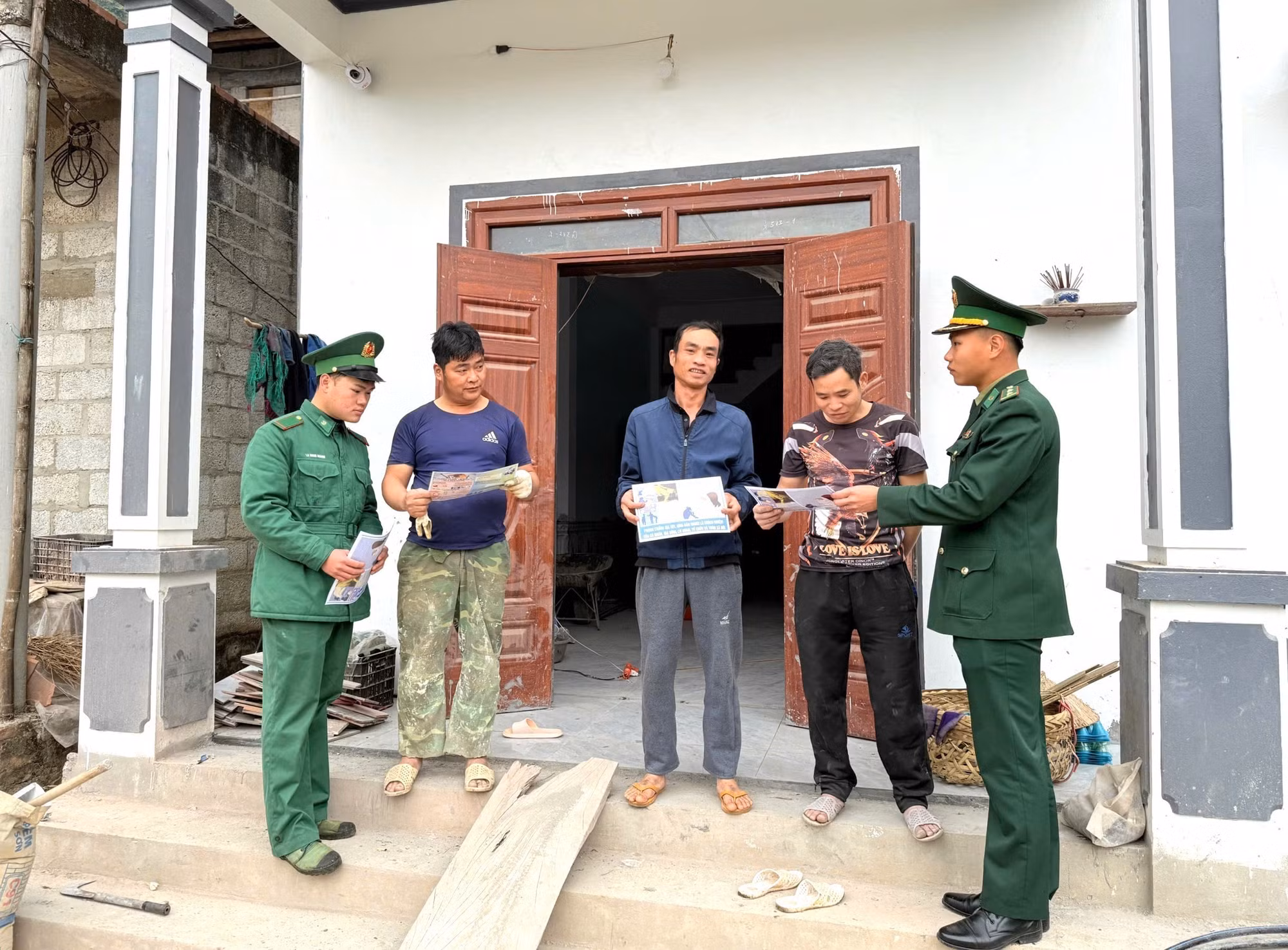 Trung úy Hoàng Trung Kiên tuyên truyền pháp luật cho đồng bào khu vực biên giới.