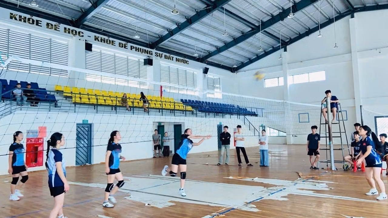 Học sinh Trường THPT Kỳ Sơn được chơi thể thao hàng ngày, phát triển kỹ năng bản thân, rèn luyện sức khỏe.