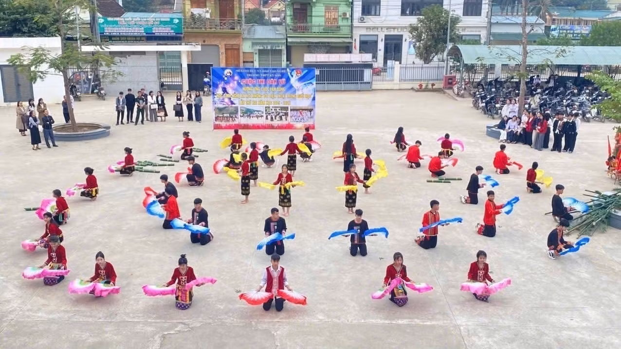 Sinh hoạt Câu lạc bộ dân ca, dân vũ của học sinh Trường THPT Kỳ Sơn.