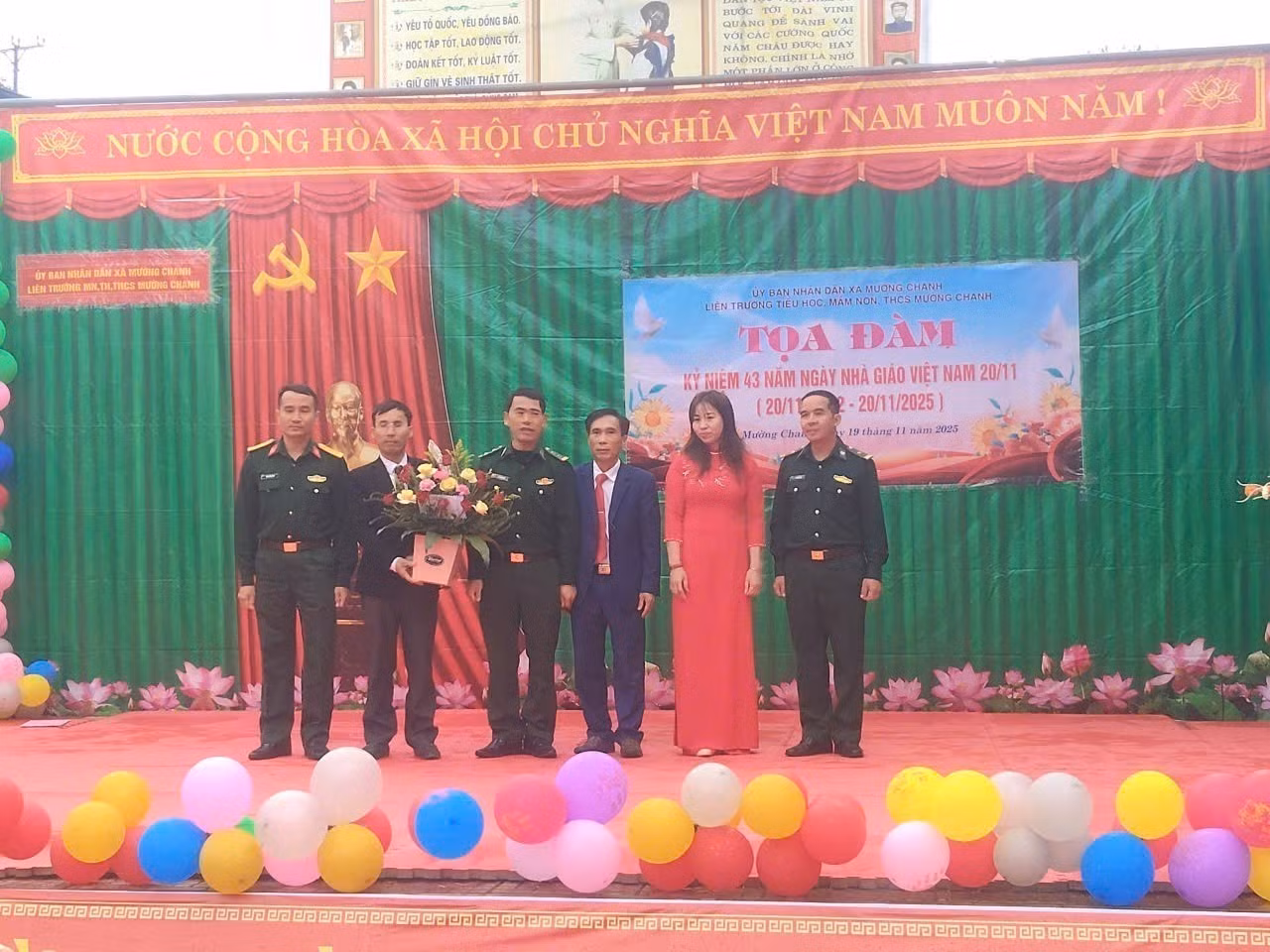 Đồn Biên phòng Quang Chiểu thường xuyên phối hợp với các nhà trường trên địa bàn rà soát các em học sinh có hoàn cảnh đặc biệt khó khăn để hỗ trợ kịp thời. Ảnh: Nguyễn Nam/TTXVN
