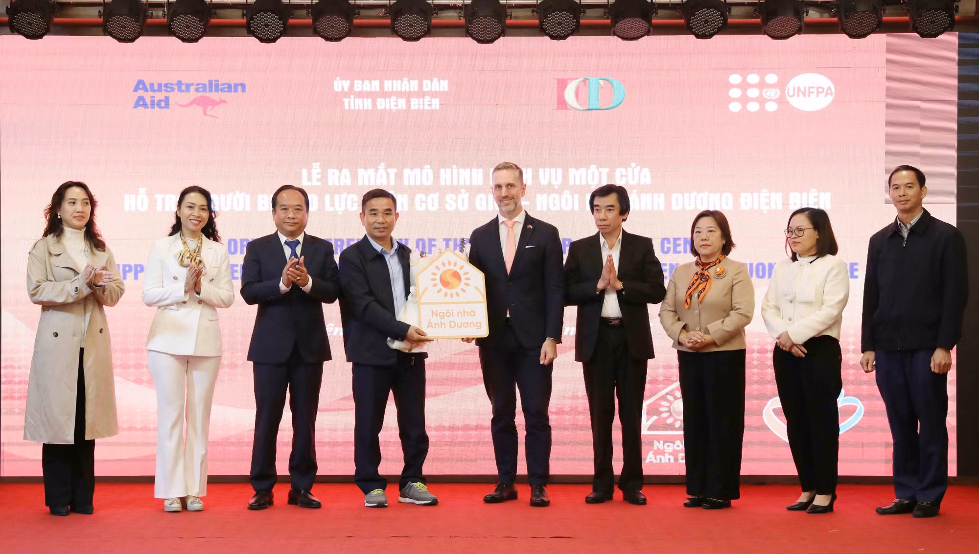 Lễ bàn giao Ngôi nhà Ánh Dương cho Quỹ Phát triển cộng đồng tỉnh Điện Biên. Ảnh: Trung Kiên/TTXVN