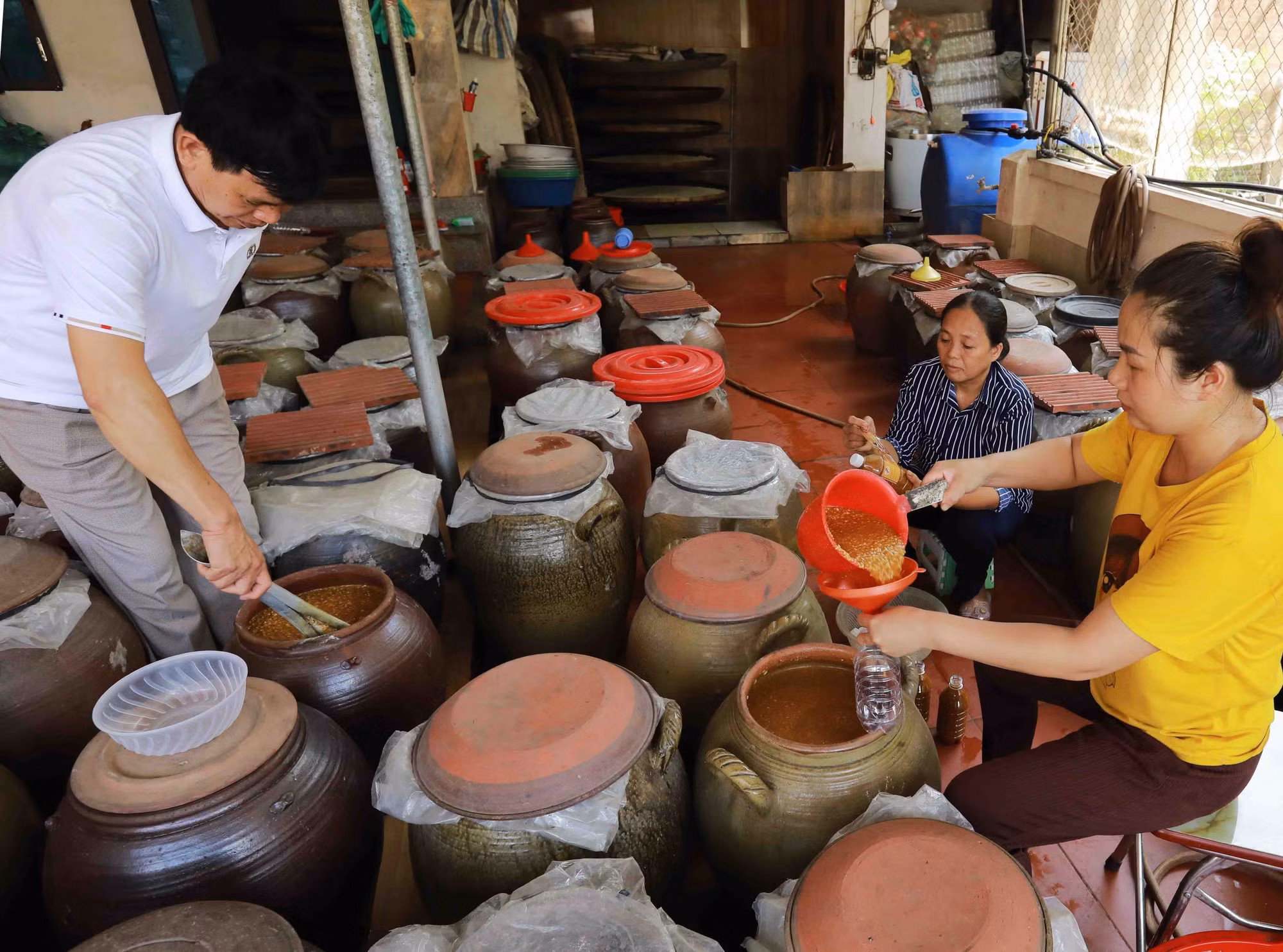 Đóng gói sản phẩm tương Úc Kỳ ở làng nghề tương xã Úc Kỳ, huyện Phú Bình. Ảnh: Vũ Sinh/TTXVN
