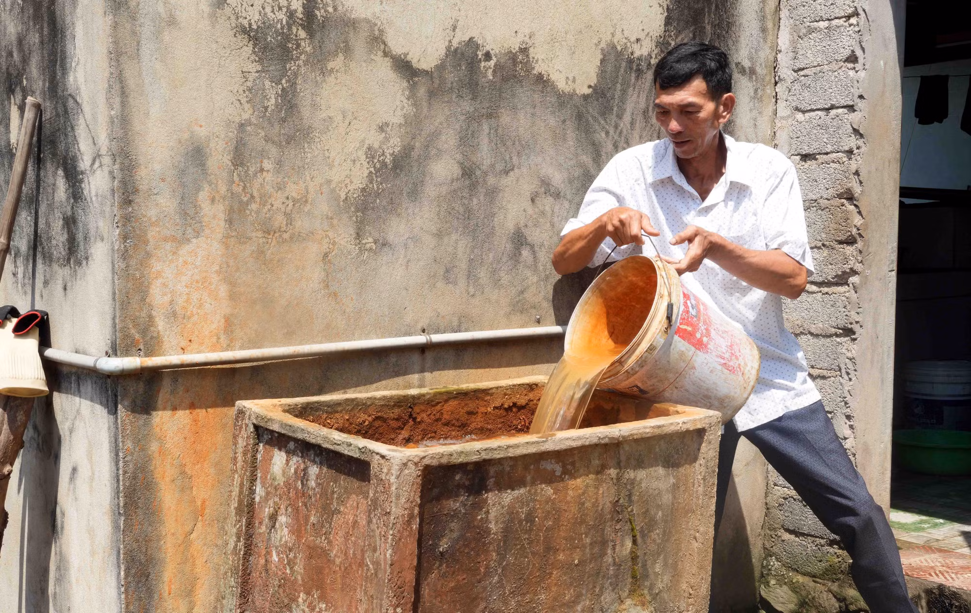Hàng trăm hộ dân xã Tân Gianh (Quảng Trị) phải sử dụng nước giếng khoan bị nhiễm phèn rồi lọc qua cát mới có nước sinh hoạt vào mùa nắng nóng.