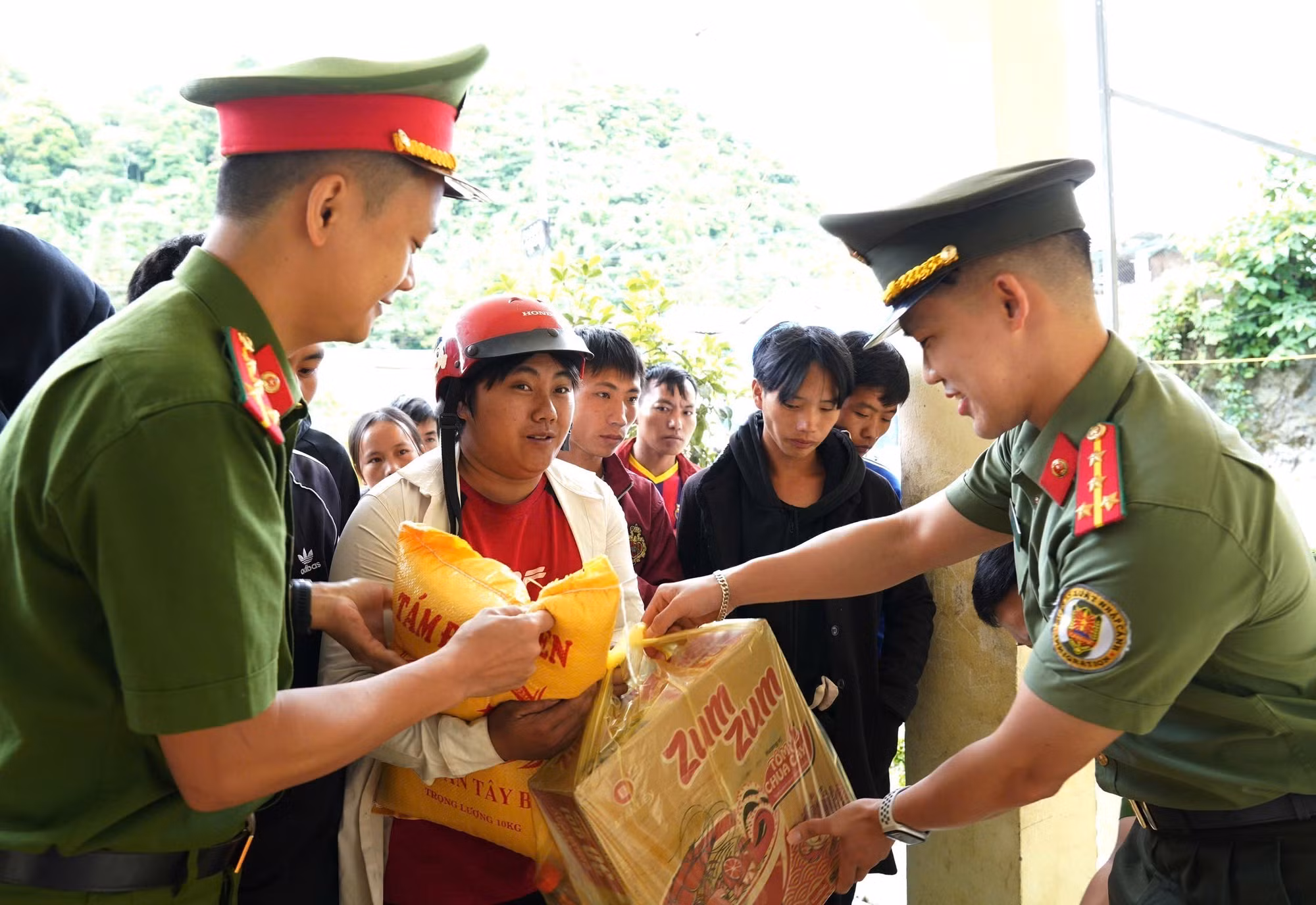 Tuổi trẻ Công an tỉnh Tuyên Quang trao quà hỗ trợ học sinh và hộ gia đình khó khăn ở xã biên giới Sơn Vĩ trong Chiến dịch Thanh niên tình nguyện hè năm 2026. Ảnh: Minh Tâm/TTXVN