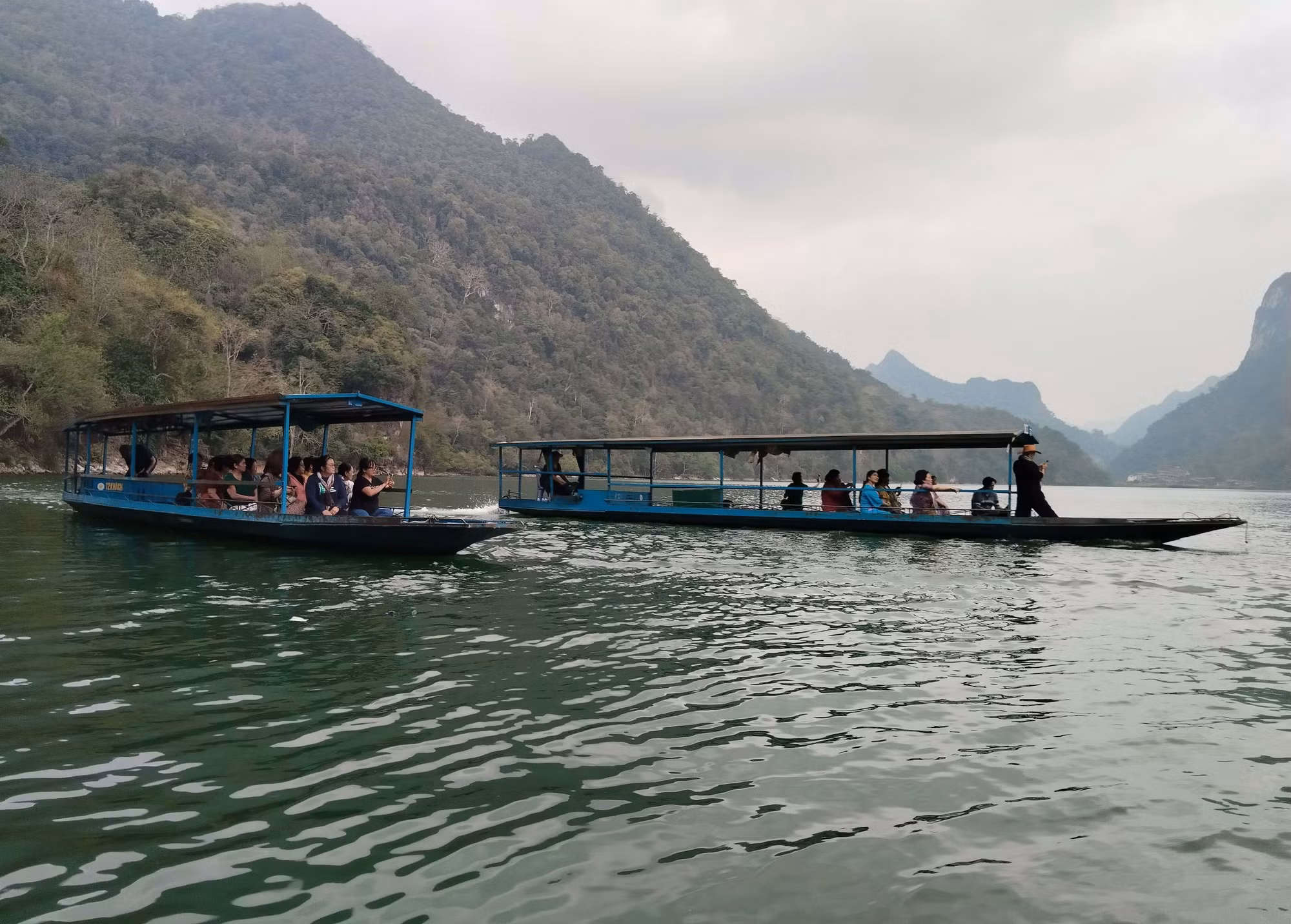 Du khách di chuyển bằng xuồng máy trong hồ Ba Bể. Ảnh: Nguyễn Công Hải/TTXVN