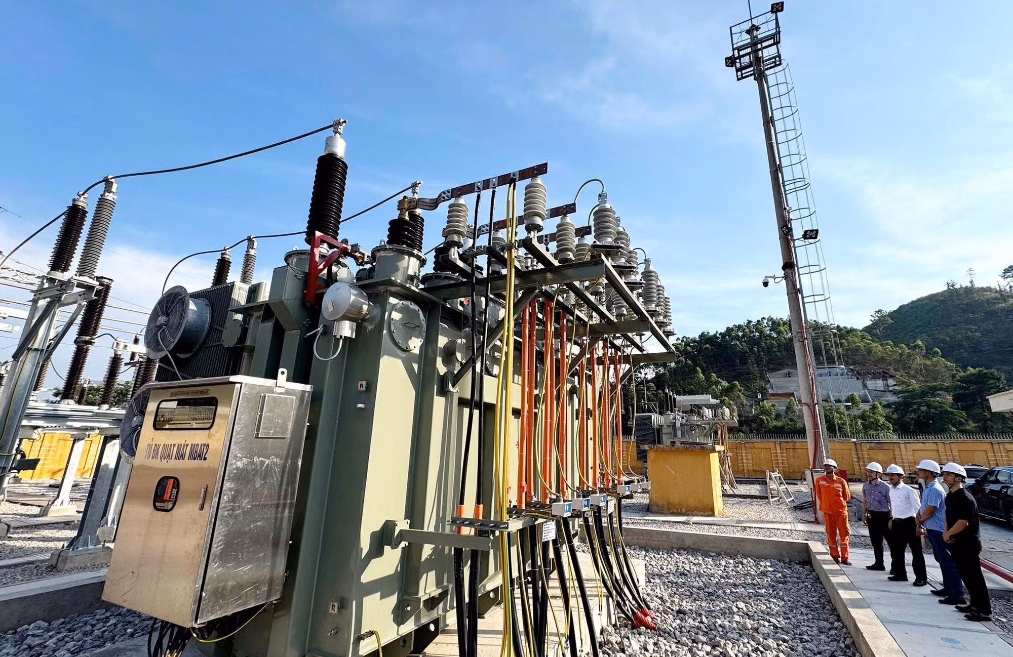 Công ty Điện lực Lạng Sơn phối hợp với Ban Quản lý dự án lưới điện – Tổng công ty Điện lực miền Bắc tổ chức nghiệm thu, đóng điện và đưa vào vận hành máy biến áp (MBA) T2, Trạm biến áp 110kV Cao Lộc ngày 15/5/2026, nâng cao năng lực ngành điện. Ảnh: TTXVN phát