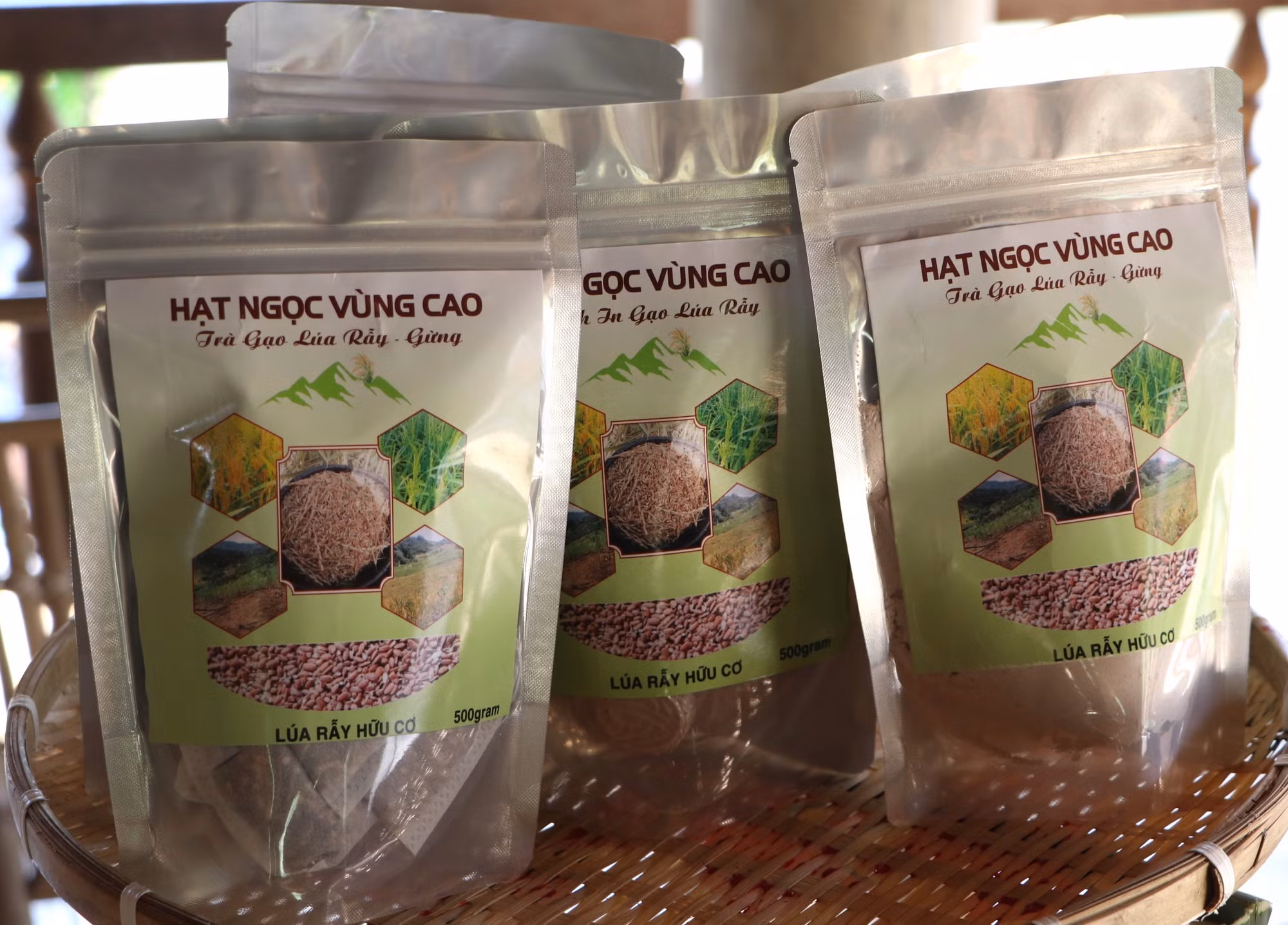 Các sản phẩm từ gạo lúa rẫy của học sinh Trường PTDTBT Tiểu học và THCS Sơn Tân.