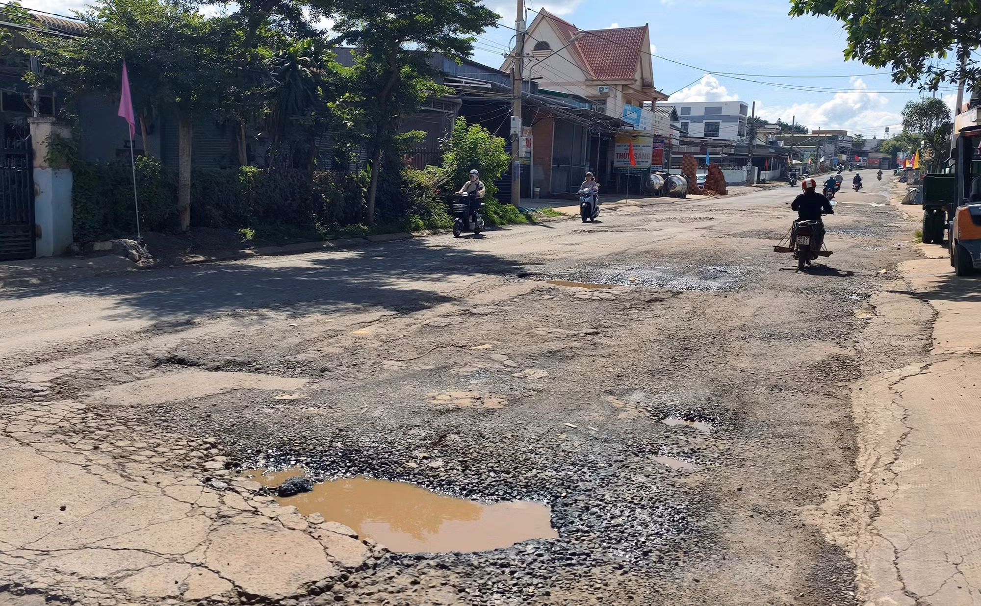 Hiện trạng xuống cấp của mặt đường Lê Duẩn, xã Đức Lập, tỉnh Lâm Đồng. Ảnh: Hưng Thịnh/TTXVN