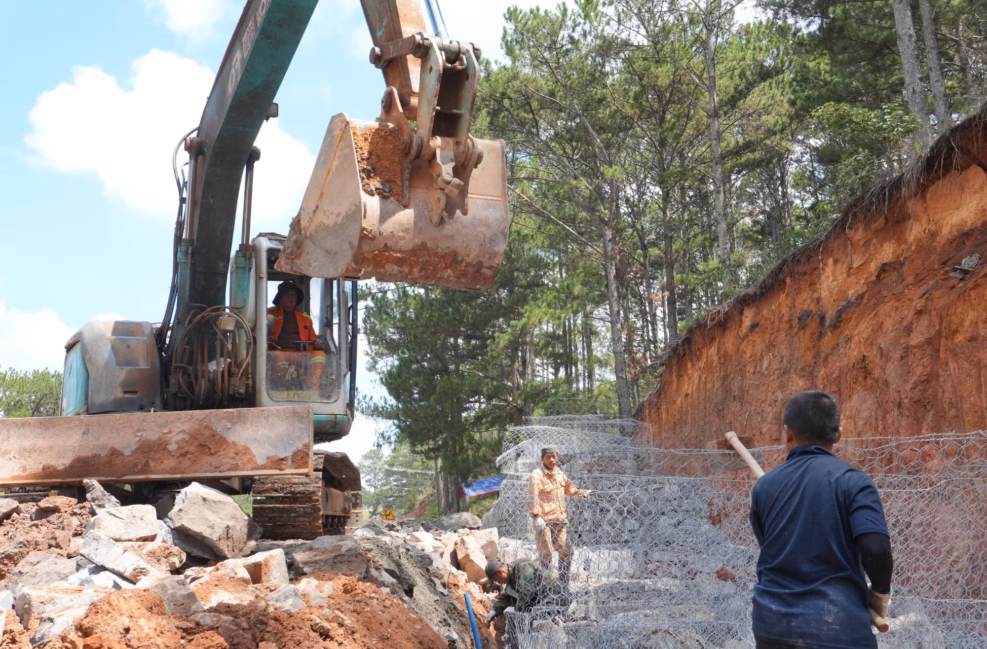 Các đơn vị thi công huy động nhân lực, vật lực khẩn trương thi công công trình chống sạt lở trên tuyến quốc lộ 20.