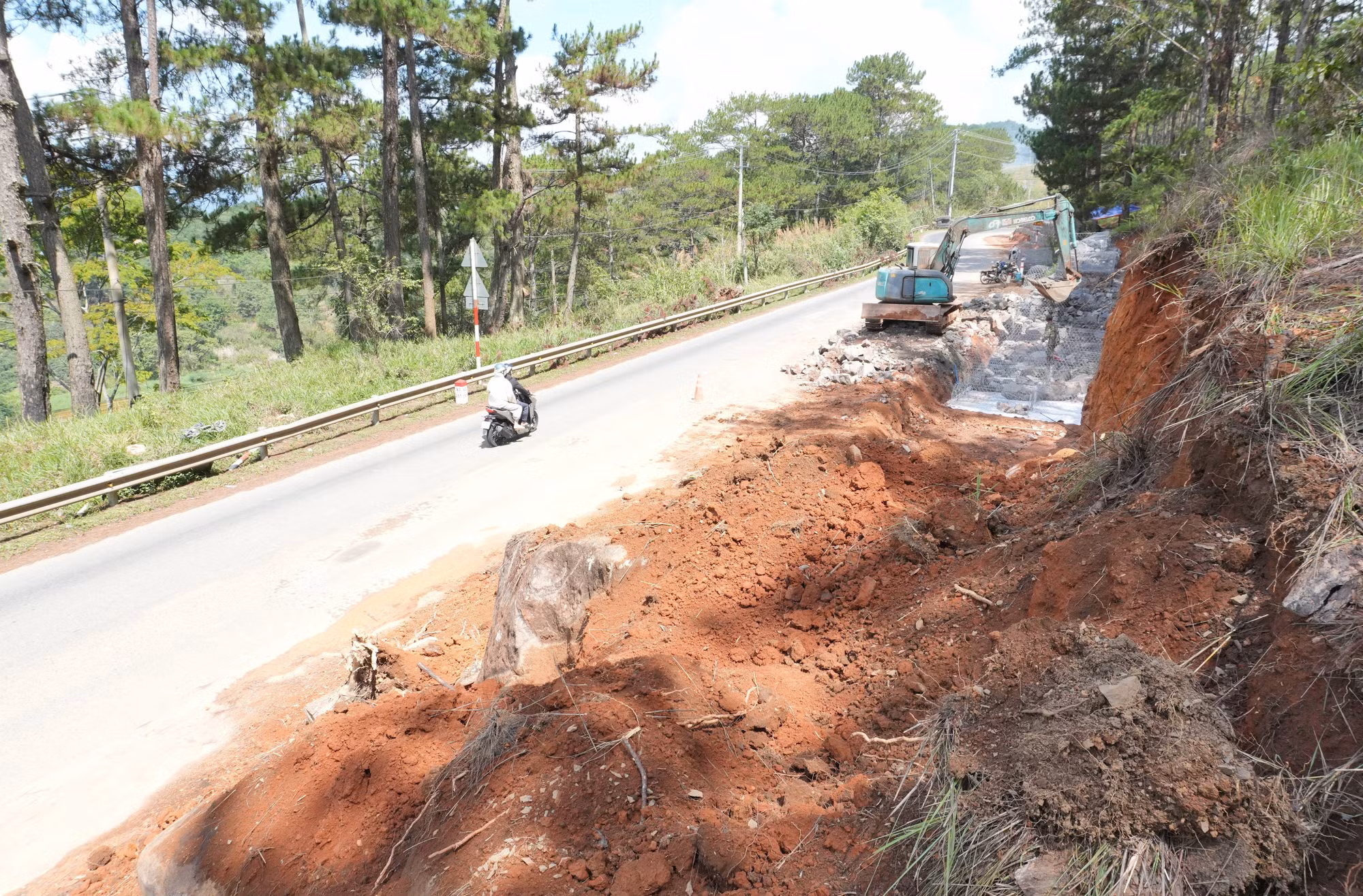 Một đoạn bờ taluy chống sạt lở trên quốc lộ 20 (đoạn qua phường Xuân Trường – Đà Lạt) được gấp rút thi công hoàn thiện.