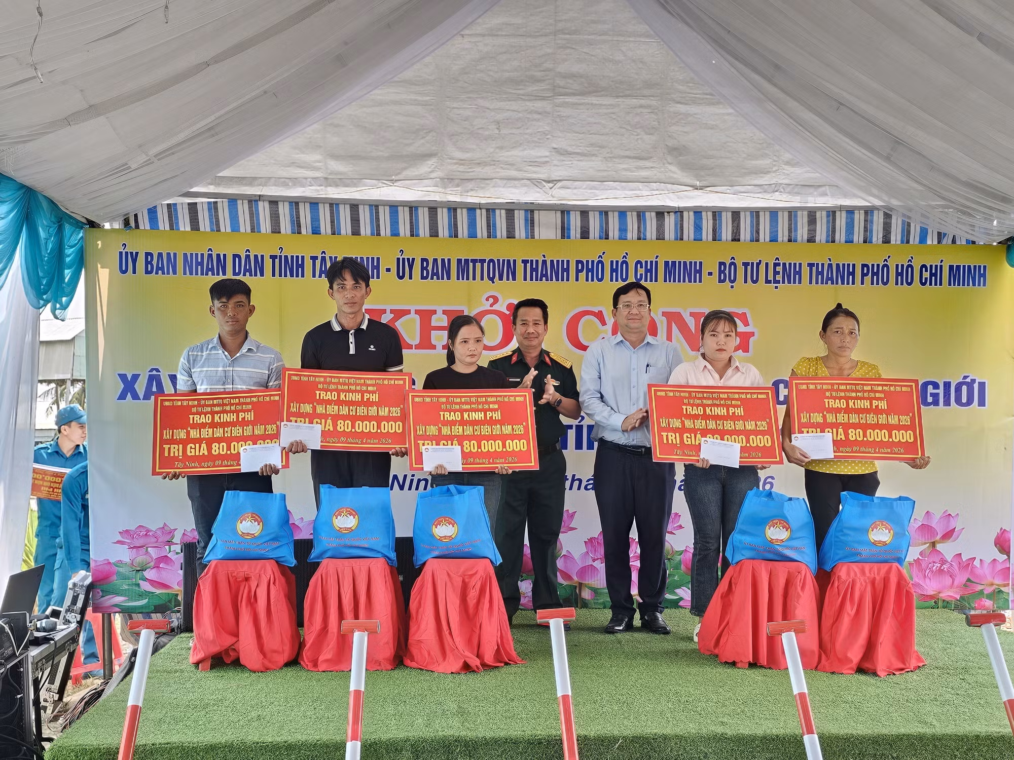 Trao bảng tượng trưng nhà cho người dân được thụ hưởng ở biên giới, mỗi căn nhà trị giá 80 triệu đồng.
