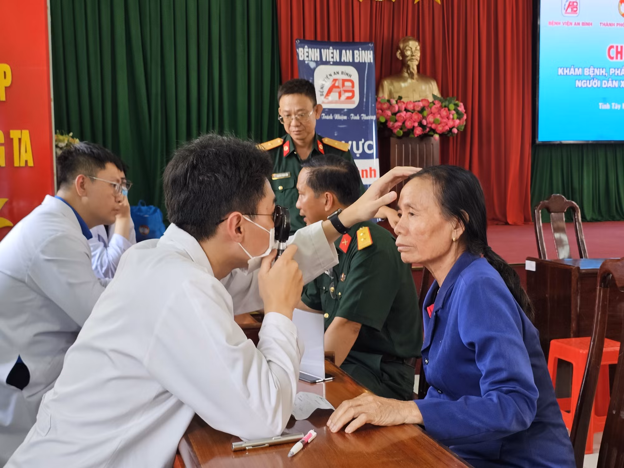 Tổ chức khám bệnh, phát thuốc cho người dân ở biên giới Tây Ninh.