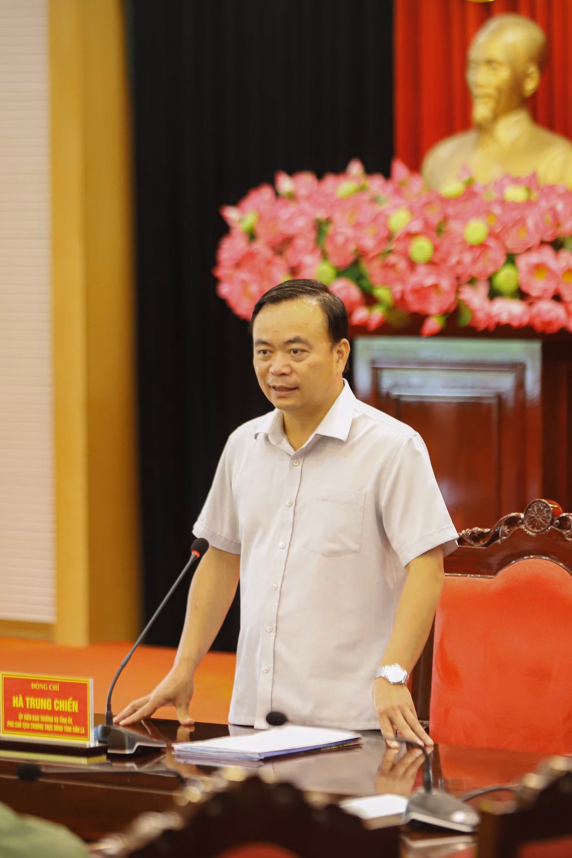 Phó Chủ tịch Thường trực UBND tỉnh Sơn La Hà Trung Chiến phát biểu tại cuộc họp.
