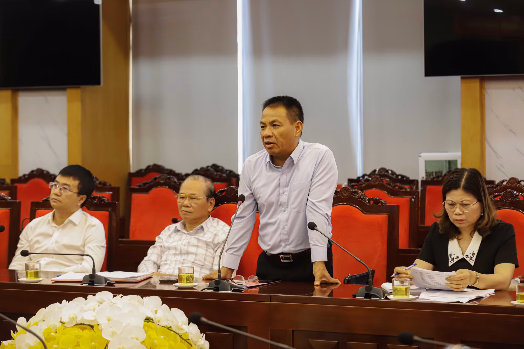 Đại diện đơn vị thi công phát biểu tại cuộc họp.