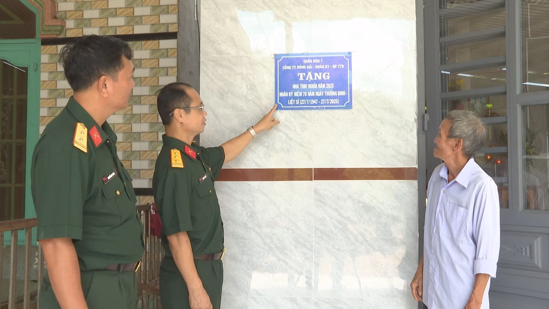 Đoàn Kinh tế - Quốc phòng 778 thăm và động viên gia đình chính sách ông Nguyễn Hoàng Linh (73 tuổi) tại thôn 1 (xã Đa Kia) trong căn nhà đã được hỗ trợ xây dựng.