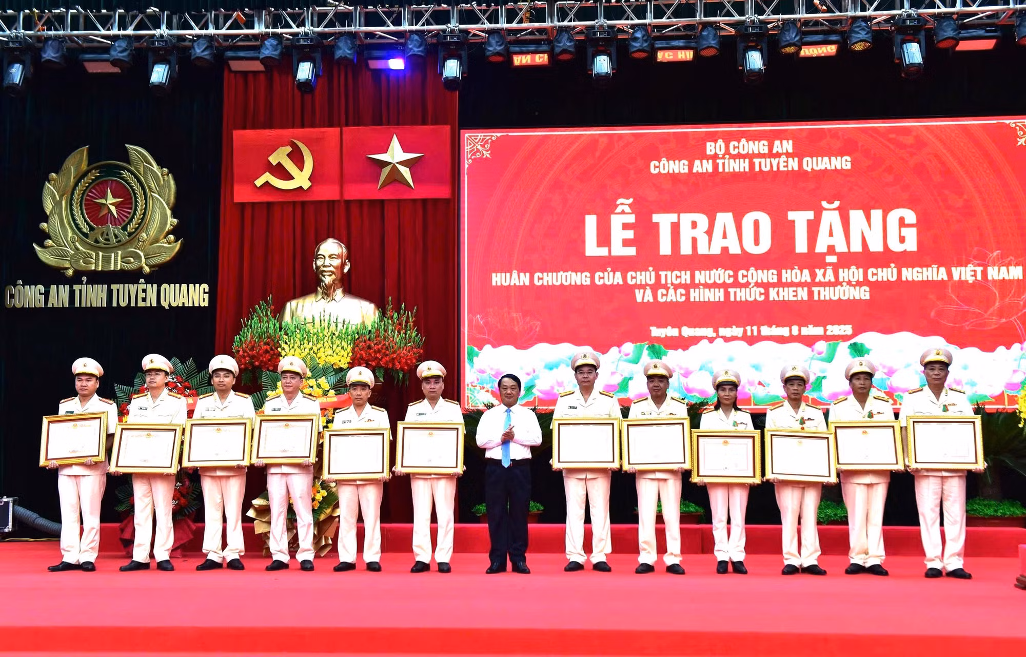 Ủy viên Trung ương Đảng, Bí thư Tỉnh ủy Tuyên Quang Hầu A Lềnh trao tặng các phần thưởng cao quý của Bộ Công an cho các tập thể, cá nhân của Công an tỉnh Tuyên Quang.