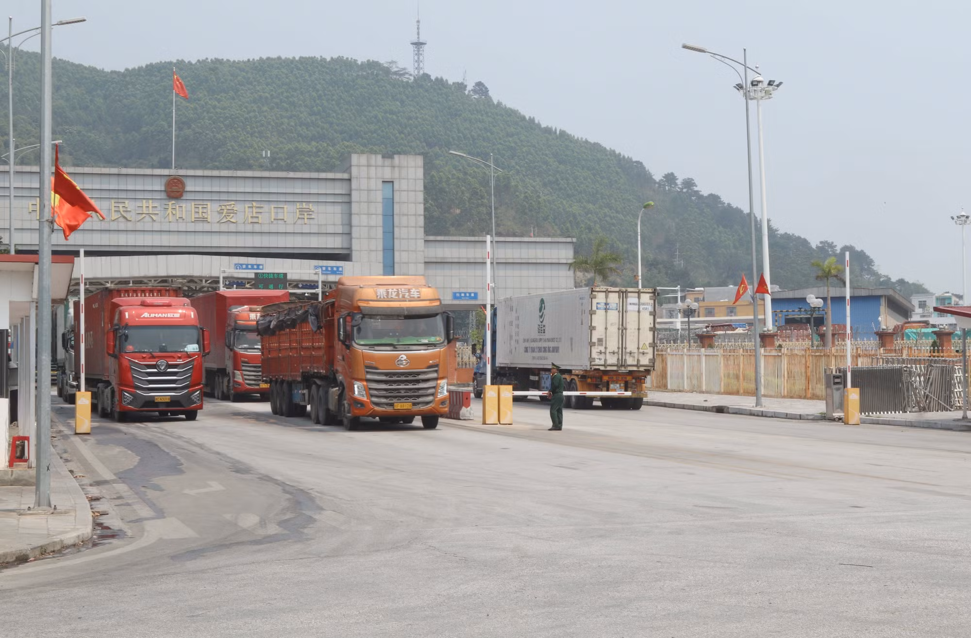 Phương tiện chở hàng xuất nhập khẩu qua cửa khẩu Chi Ma, tỉnh Lạng Sơn.