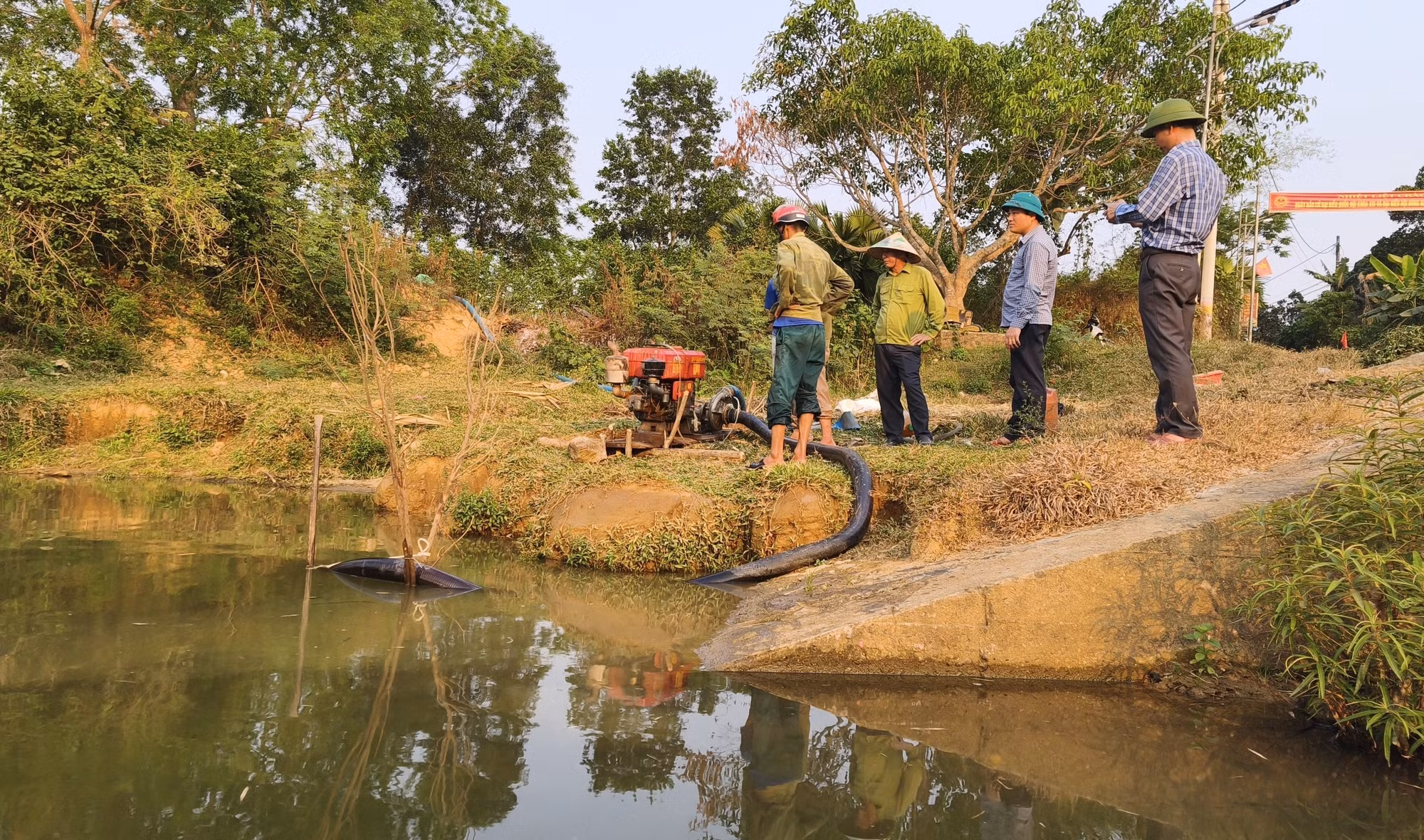 Người dân tranh thủ bơm chuyền, cứu diện tích lúa có nguy cơ khô hạn cuối vụ.