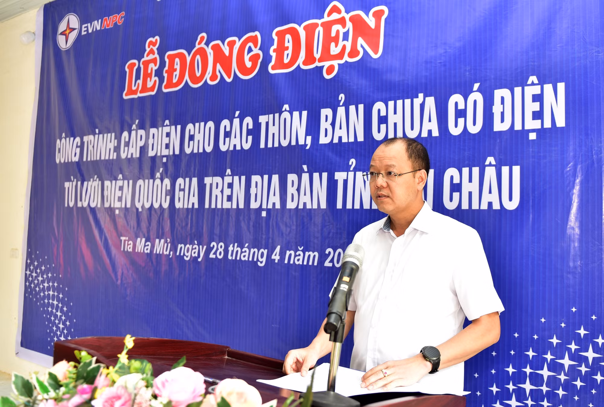 Giám đốc Công ty Điện lực Lai Châu Trần Kim Long báo cáo quá trình triển khai dự án.
