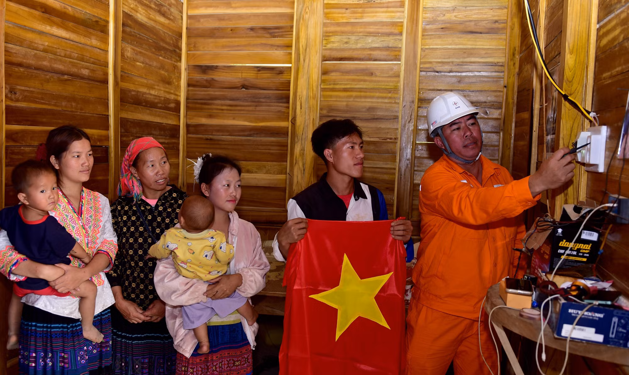 Cán bộ Công ty Điện lực Lai Châu hướng dẫn người dân bản Tia Ma Mủ sử dụng điện an toàn, tiết kiệm.