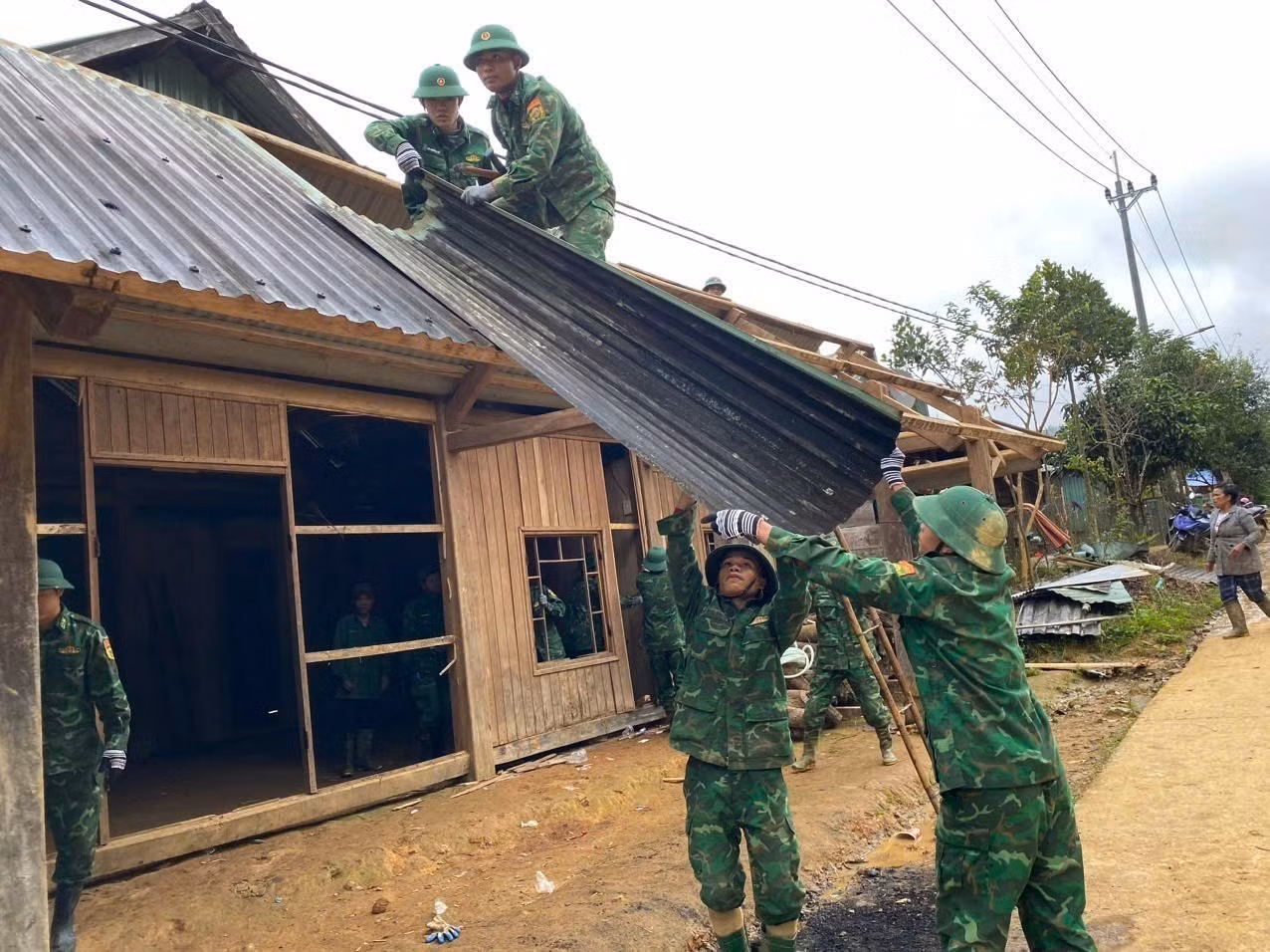 Chính quyền xã Hùng Sơn khẩn trương triển khai dựng lại nhà ở tạm cho đồng bào ở những khu vực an toàn, cách xa điểm sạt lở núi và lũ quét.