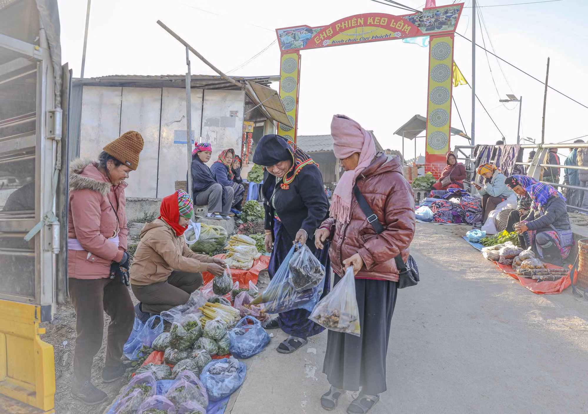 Người dân mang rau rừng, măng chua đến chợ phiên Keo Lôm.