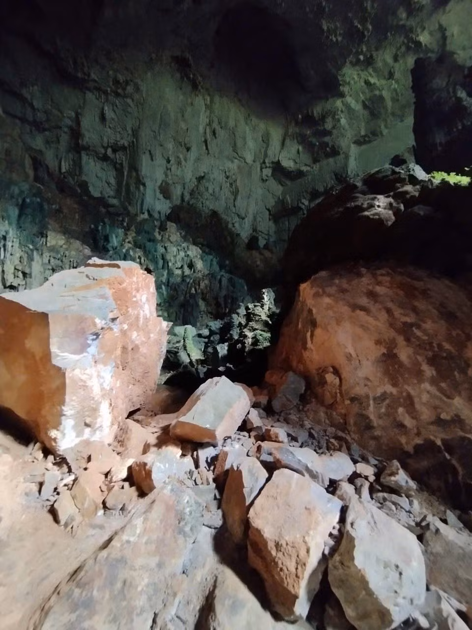 Đá vỡ lởm chởm trong lòng hang đe dọa sự an toàn của người dân và du khách.