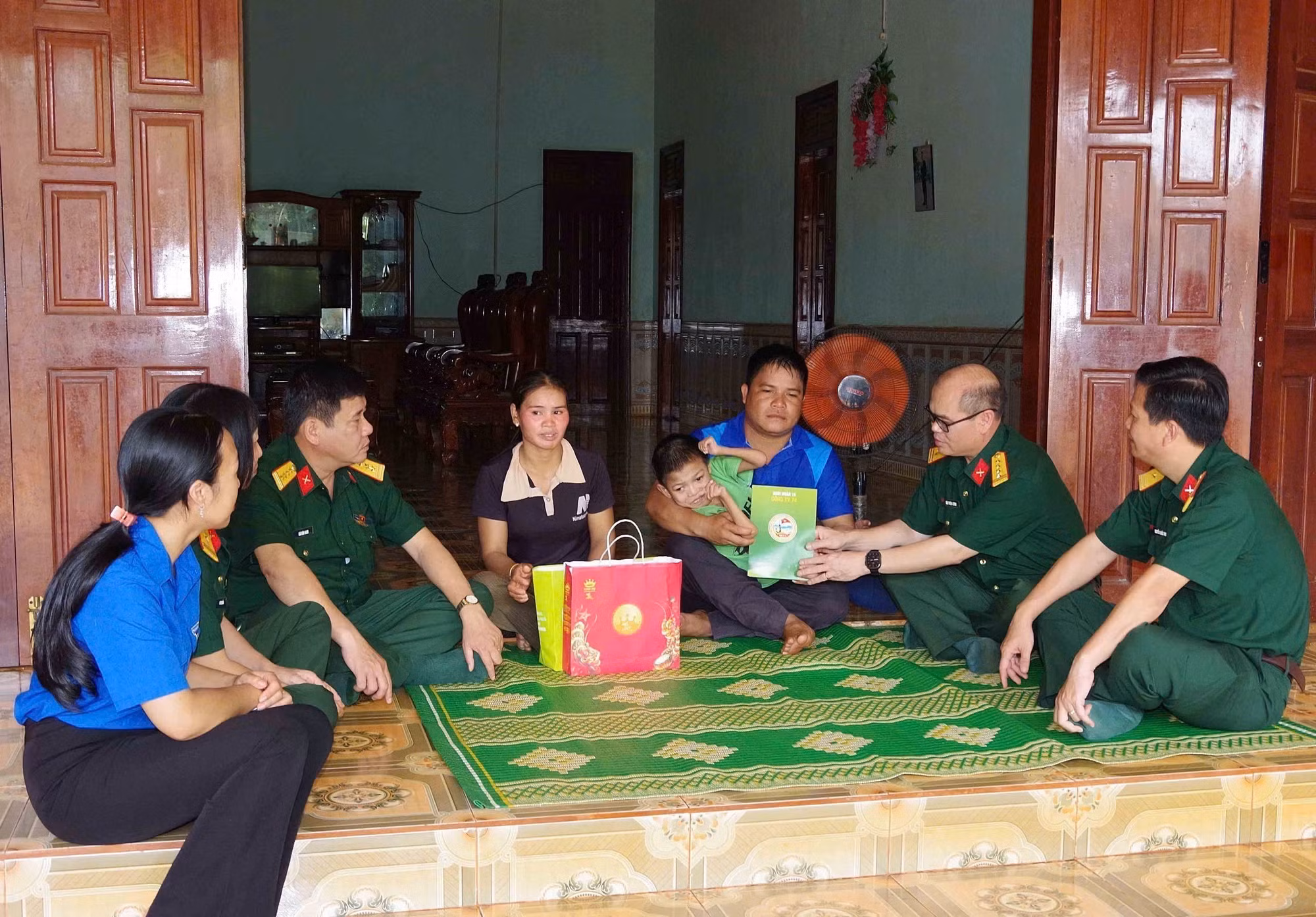 Đoàn Kinh tế Quốc phòng 74 (Binh đoàn 15) thăm, tặng quà cho các cháu bị khuyết tật và bệnh hiểm nghèo tại xã Ia Dơk, tỉnh Gia Lai trong dịp Trung thu 2025.