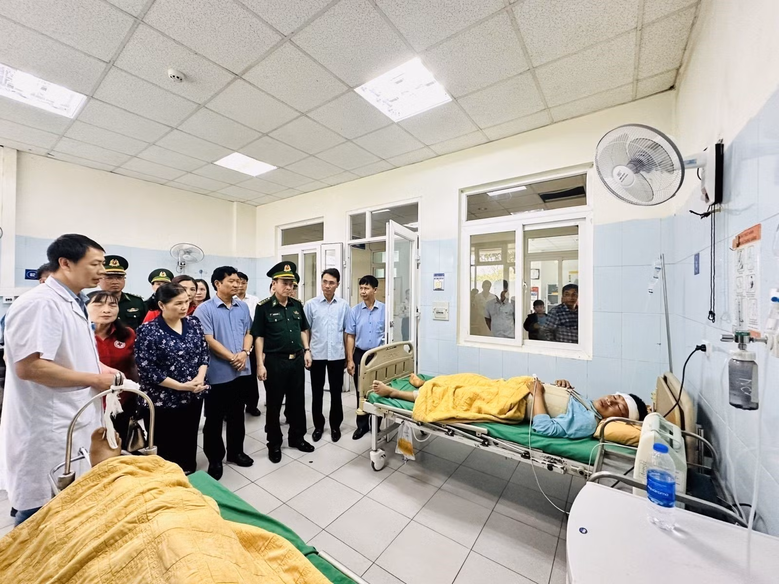 Bí thư Tỉnh ủy Lai Châu Giàng Páo Mỷ và các đồng chí lãnh đạo tỉnh đến thăm hỏi, động viên những người bị thương trong vụ sạt lở đất tại Bệnh viện Đa khoa tỉnh Lai Châu. Ảnh: TTXVN phát