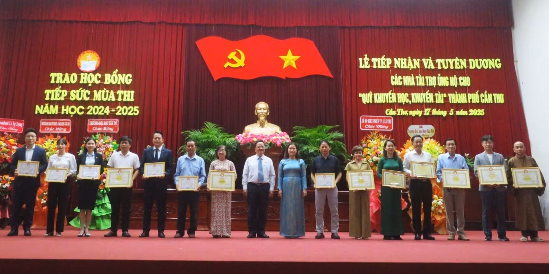 Trao Bằng khen, Giấy khen cho các đơn vị tài trợ quỹ. Ảnh: Ánh Tuyết/TTXVN