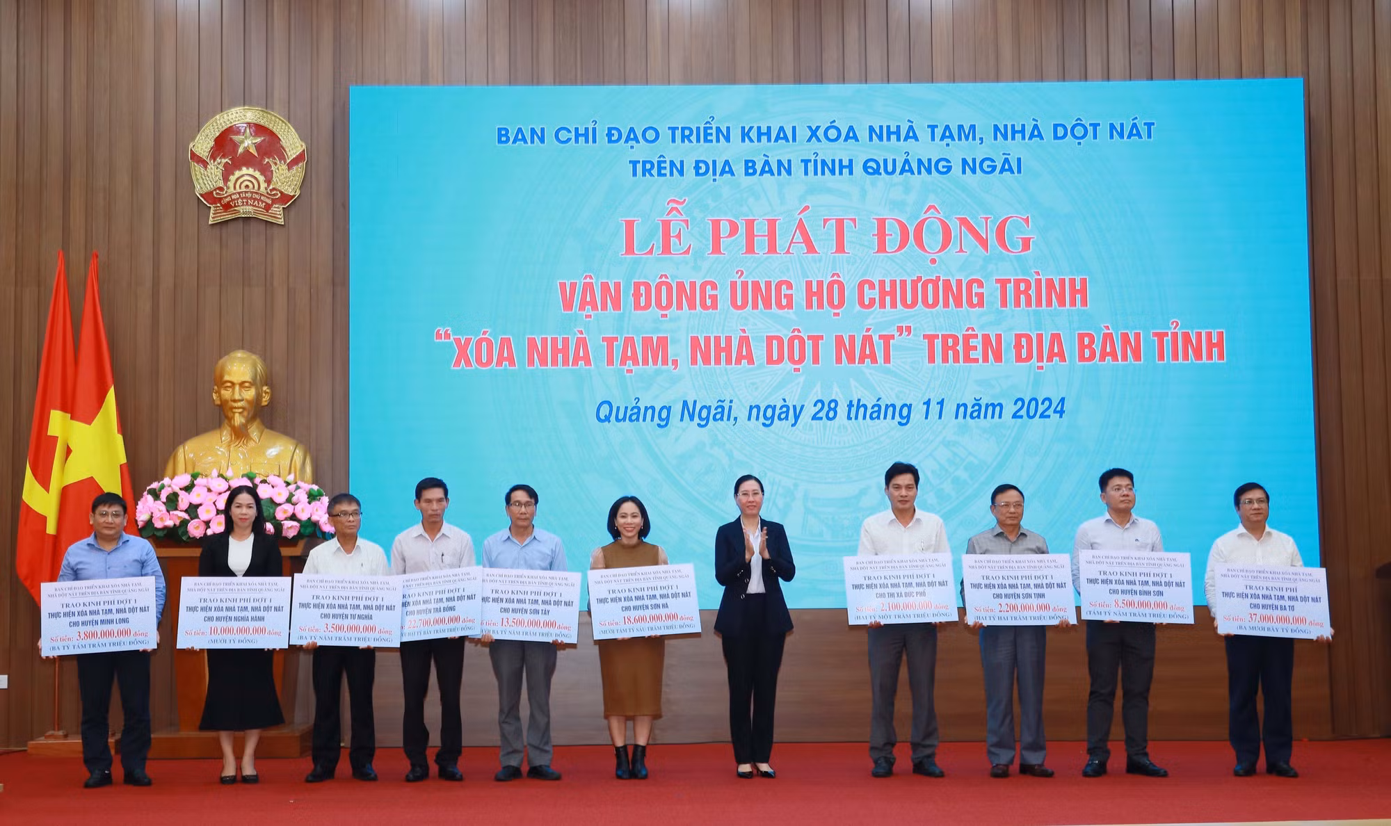 Ủy viên Trung ương Đảng, Bí thư Tỉnh ủy Quảng Ngãi Bùi Thị Quỳnh Vân trao kinh phí vận động hỗ trợ các địa phương trong tỉnh xóa nhà tạm.
