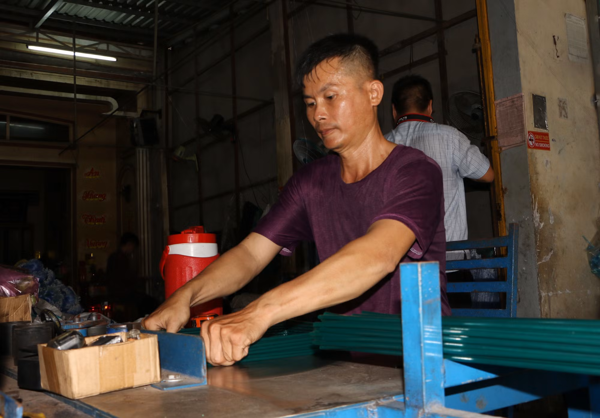 Nhân công làng nghề đang gia công lưới.