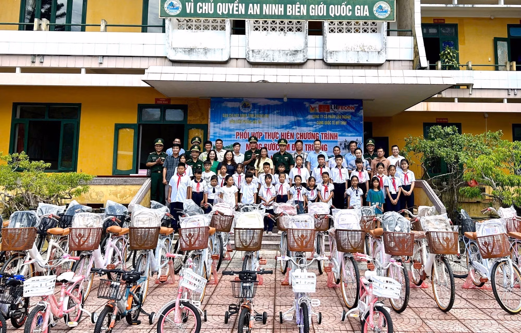 Niềm hân hoan và vui mừng của các em học sinh khi được nhận các phần quà ý nghĩa ngay trước thềm năm học mới. Ảnh: TTXVN phát