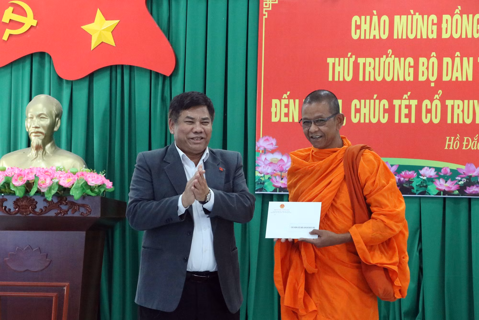 Thứ trưởng Bộ Dân tộc và Tôn giáo Y Thông tặng quà chùa Ta Khvích Thmây (xã Hồ Đắc Kiện).