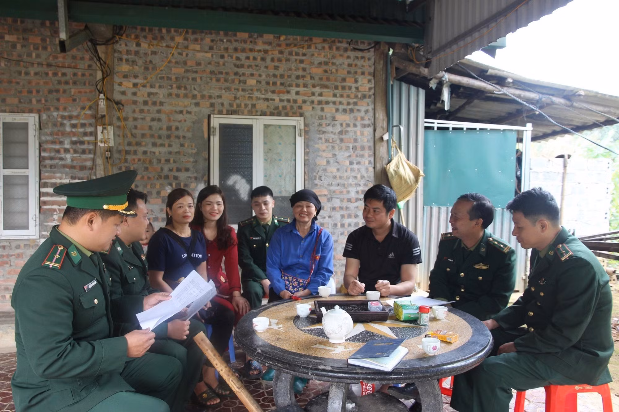 Cán bộ, chiến sỹ Đồn Biên phòng Bản Lầu tuyên truyền, vận động về công tác bầu cử. Ảnh: Hương Thu/ TTXVN