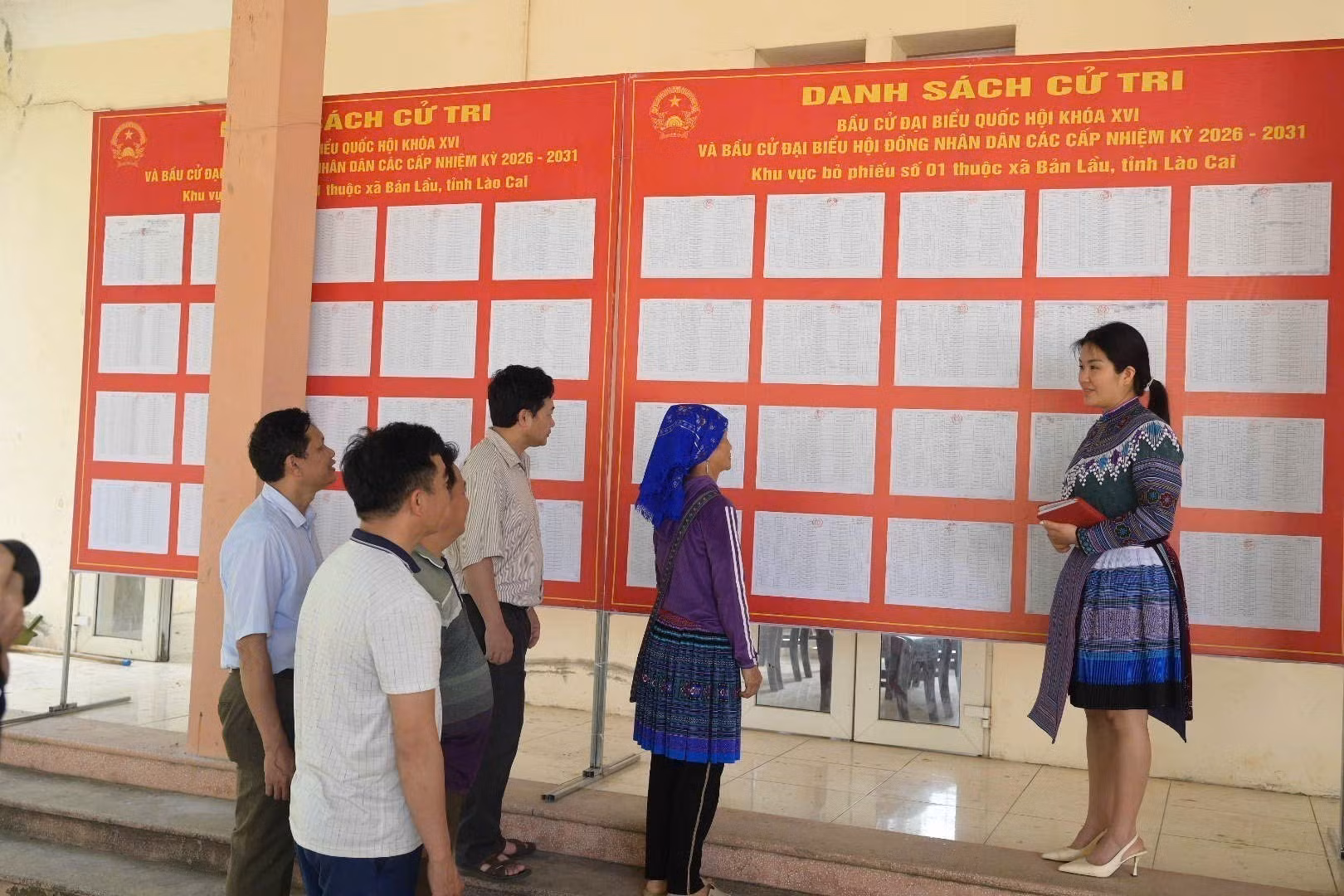 Cử tri xã Bản Lầu xem danh sách cử tri được niêm yết tại trụ sở xã. Ảnh: Hương Thu/TTXVN