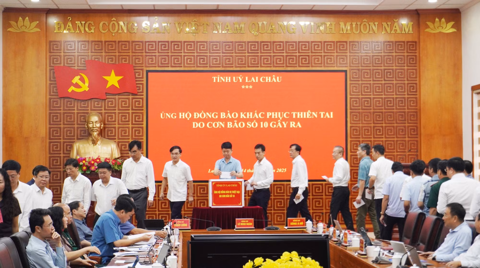 Các đại biểu dự Hội nghị đánh giá tình hình triển khai thực hiện và vận hành mô hình chính quyền địa phương 2 cấp sau 3 tháng đi vào hoạt động tại Lai Châu ủng hộ đồng bào khắc phục thiên tai do cơn bão số 10 gây ra.
